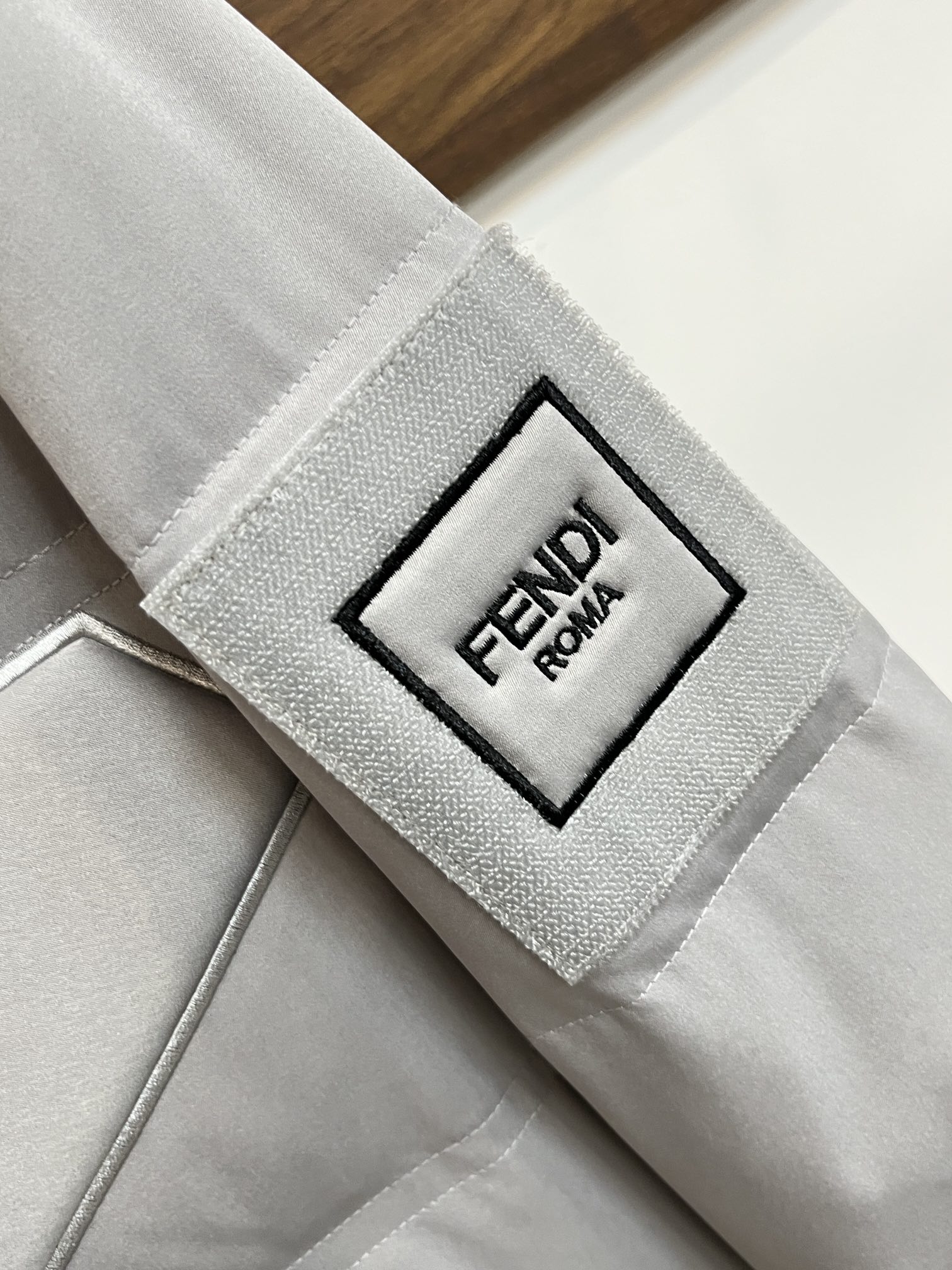 主推Fendi2024秋冬新款羽绒芬迪新款连帽设计羽绒服外套选用亮泽尼龙面料打造胸前经典印花设计logo