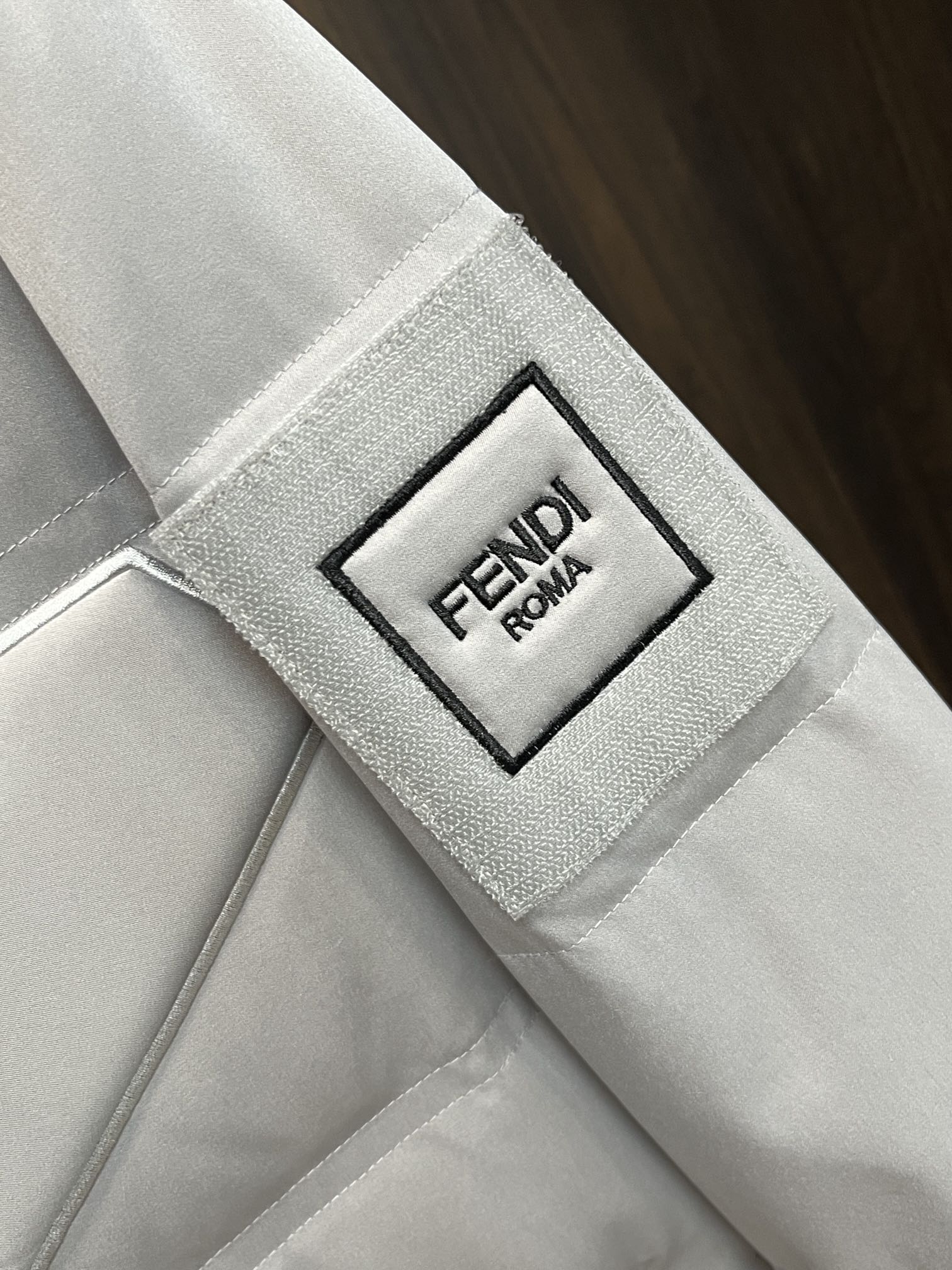 主推Fendi2024秋冬新款羽绒芬迪新款连帽设计羽绒服外套选用亮泽尼龙面料打造胸前经典印花设计logo