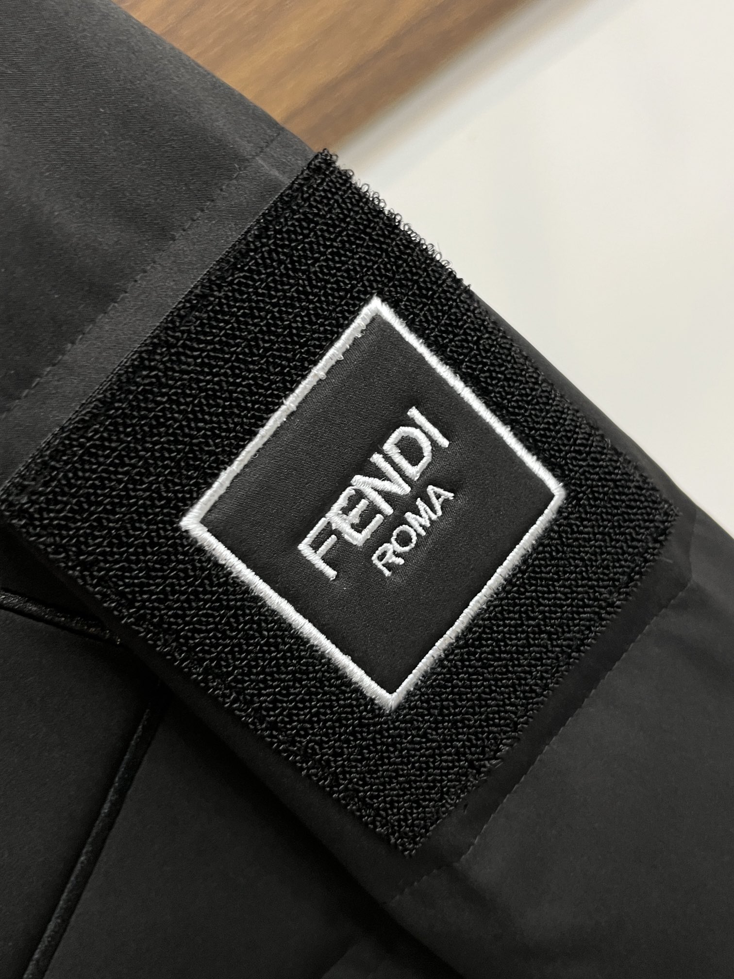 主推Fendi2024秋冬新款羽绒芬迪新款连帽设计羽绒服外套选用亮泽尼龙面料打造胸前经典印花设计logo