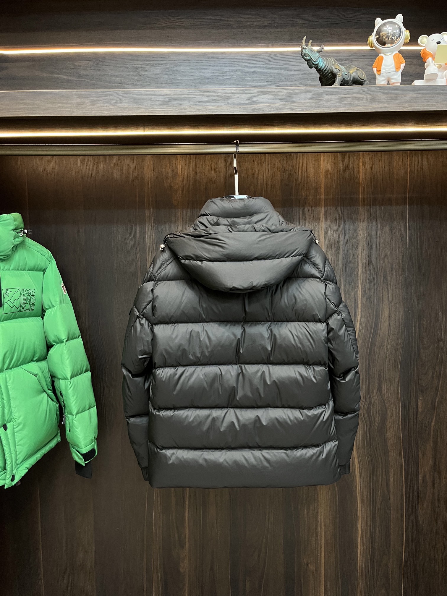 Moncler**2024秋冬新款羽绒蒙口新款连帽设计羽绒服外套选用亮泽尼龙面料打造胸前经典印花设计lo