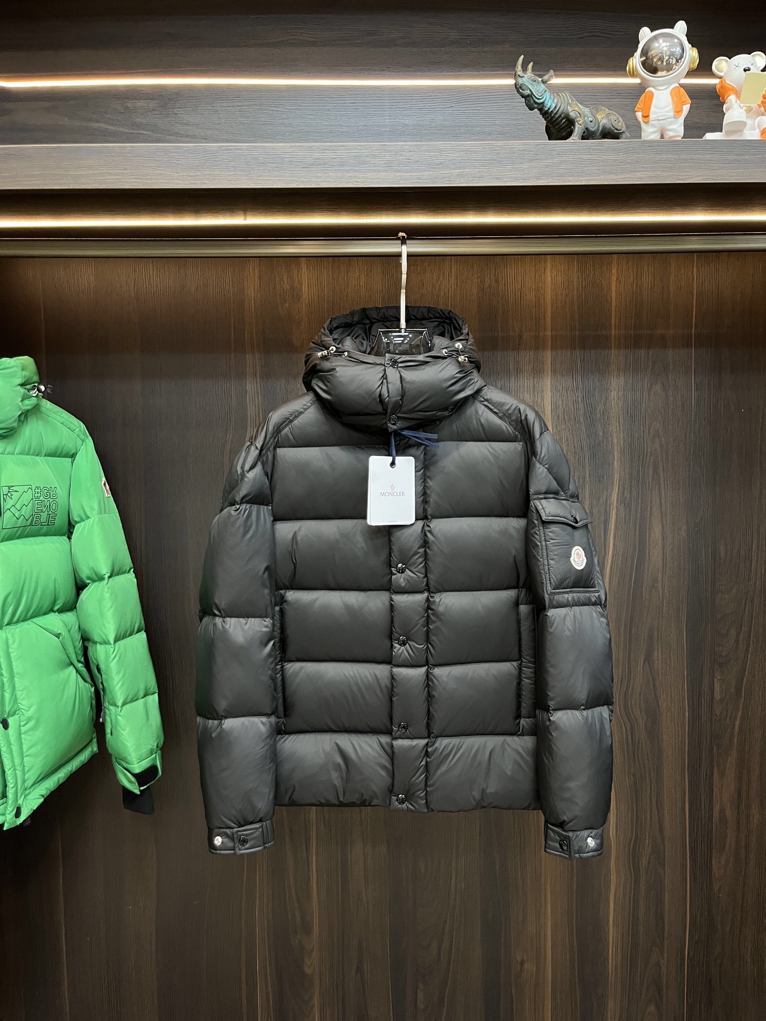 Moncler**2024秋冬新款羽绒蒙口新款连帽设计羽绒服外套选用亮泽尼龙面料打造胸前经典印花设计lo