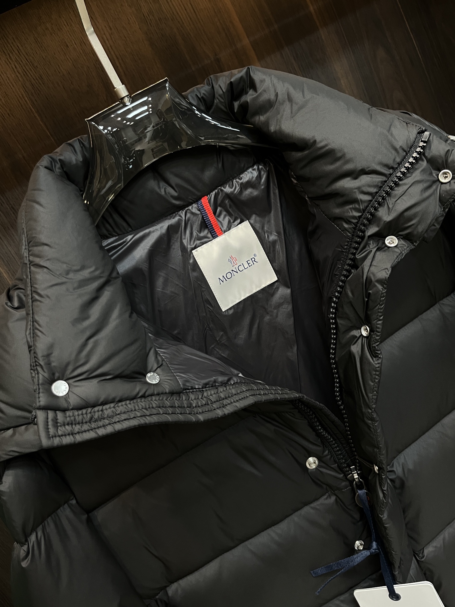 Moncler**2024秋冬新款羽绒蒙口新款连帽设计羽绒服外套选用亮泽尼龙面料打造胸前经典印花设计lo