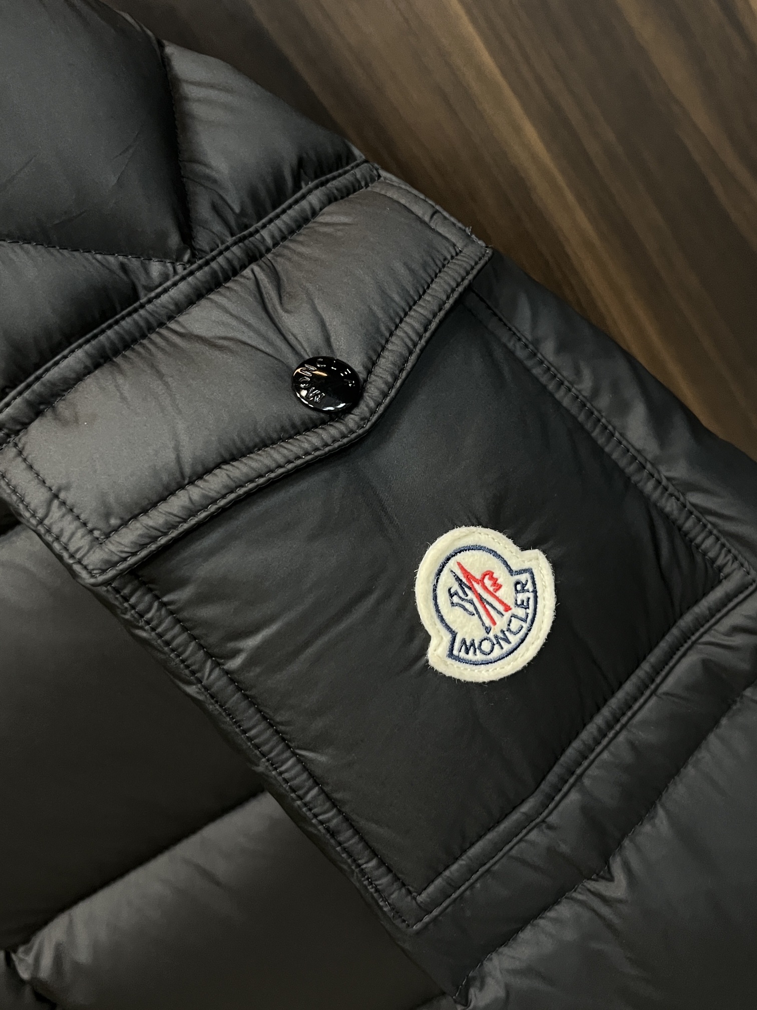 Moncler**2024秋冬新款羽绒蒙口新款连帽设计羽绒服外套选用亮泽尼龙面料打造胸前经典印花设计lo