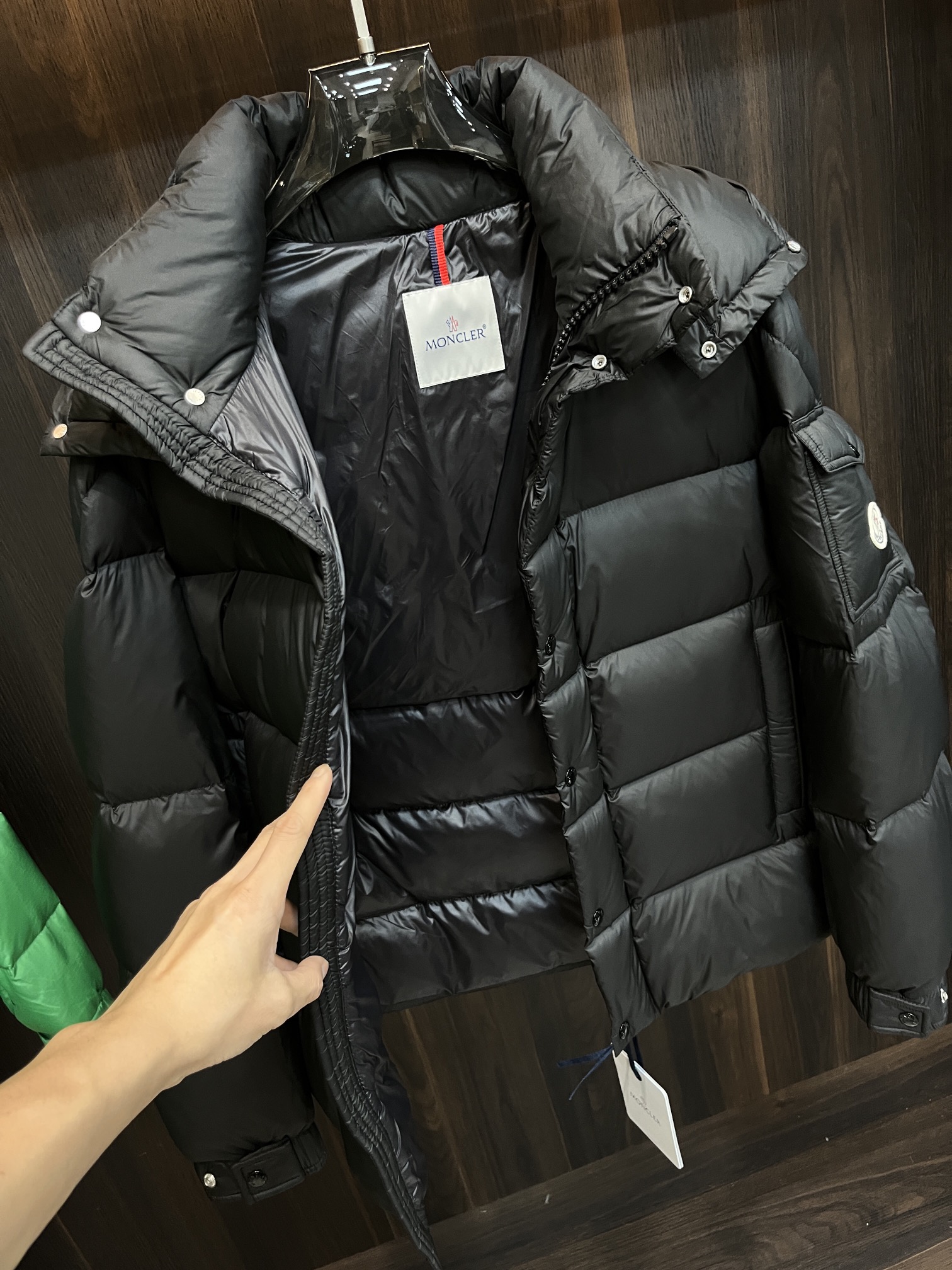 Moncler**2024秋冬新款羽绒蒙口新款连帽设计羽绒服外套选用亮泽尼龙面料打造胸前经典印花设计lo