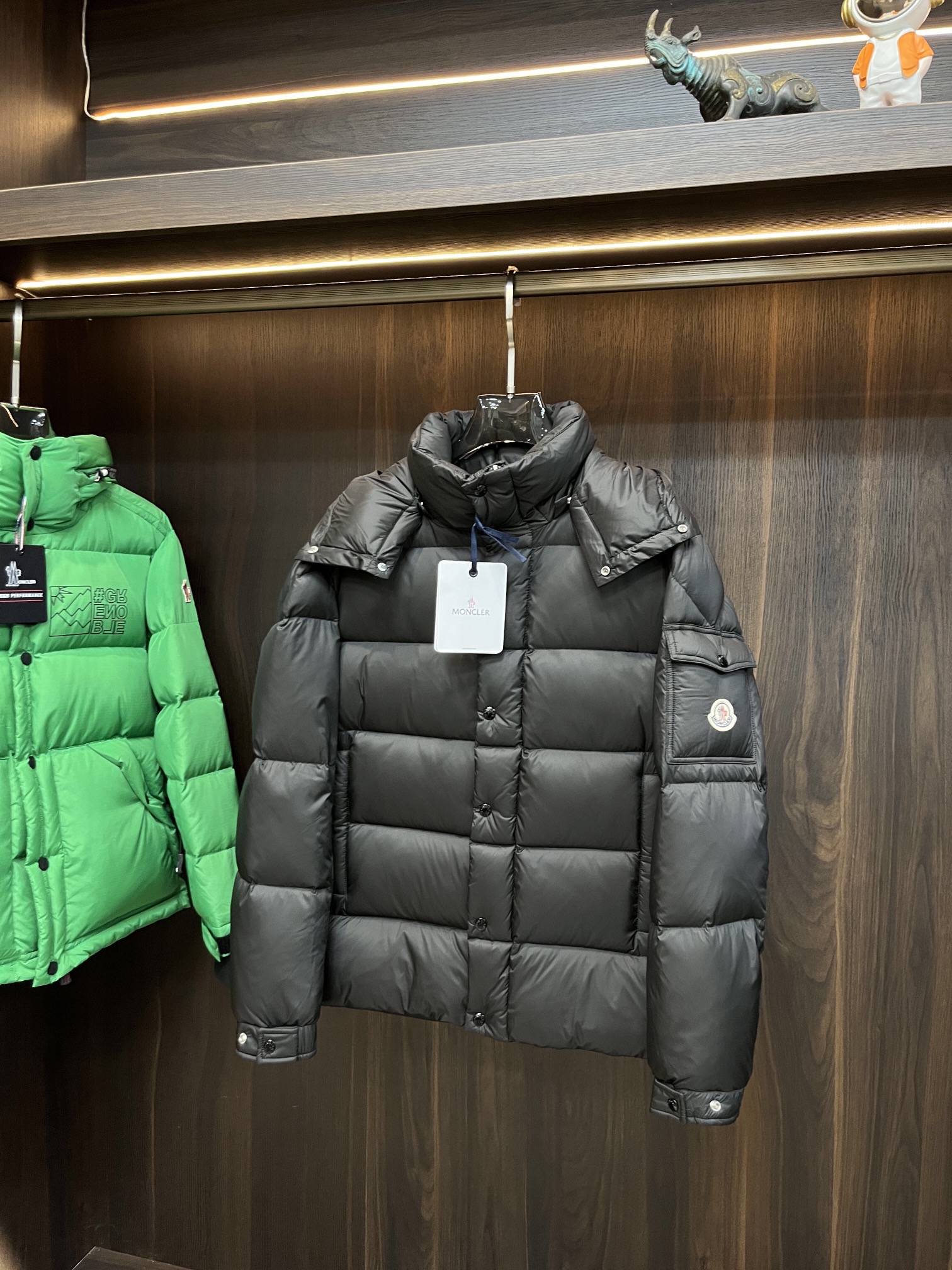 Moncler**2024秋冬新款羽绒蒙口新款连帽设计羽绒服外套选用亮泽尼龙面料打造胸前经典印花设计lo