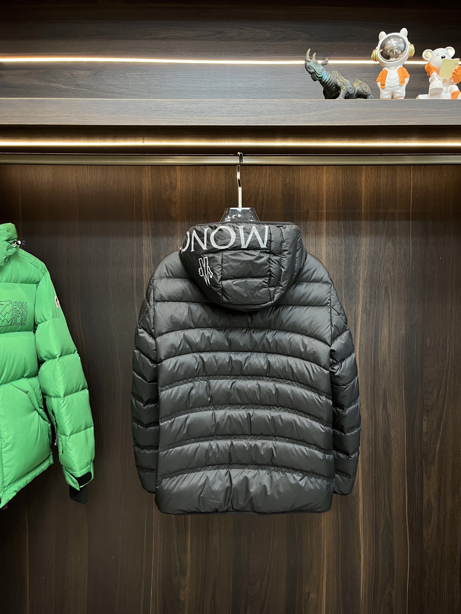 Moncler**2024秋冬新款羽绒蒙口新款连帽设计羽绒服外套选用亮泽尼龙面料打造胸前经典印花设计lo