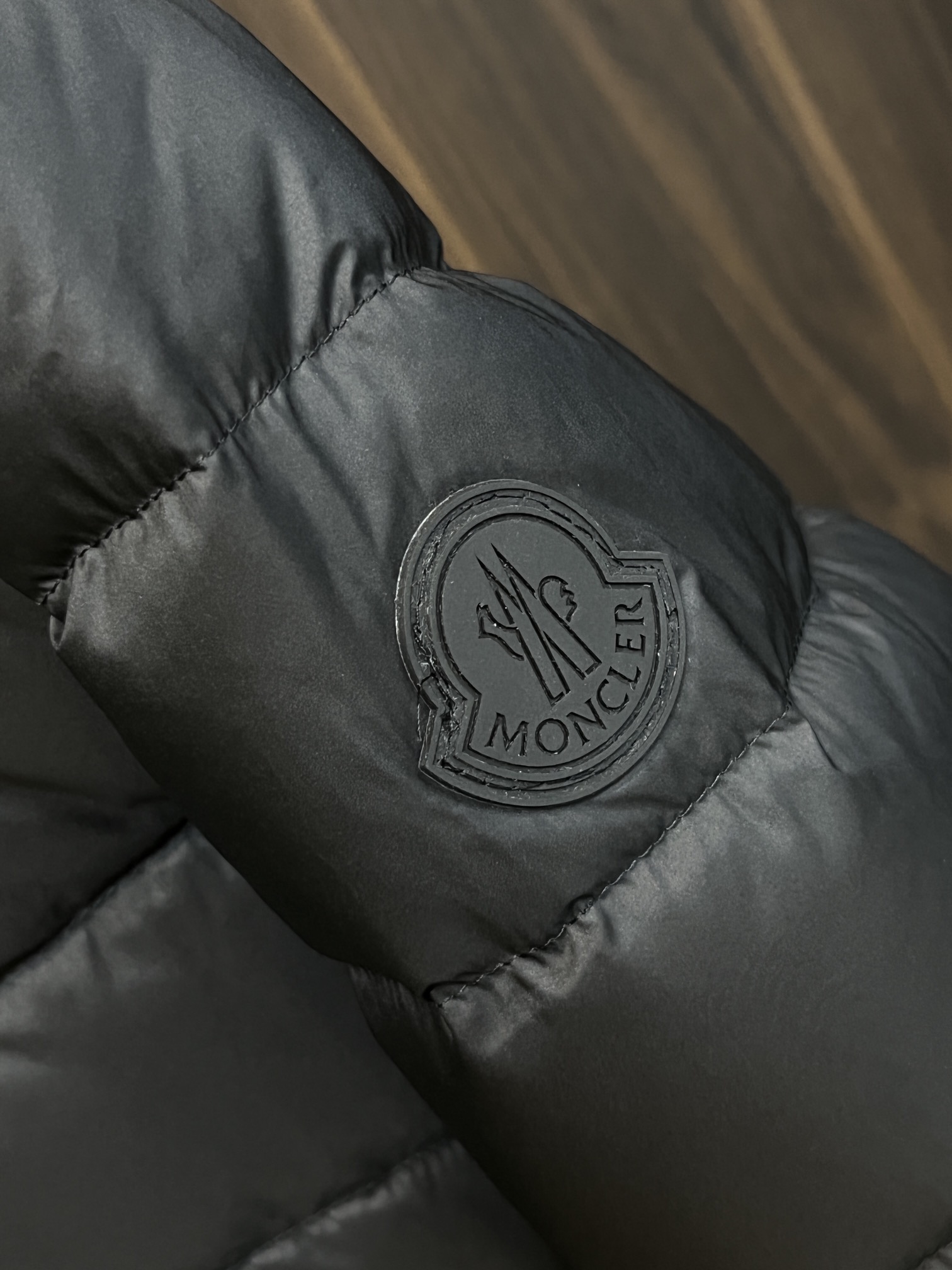 Moncler**2024秋冬新款羽绒蒙口新款连帽设计羽绒服外套选用亮泽尼龙面料打造胸前经典印花设计lo