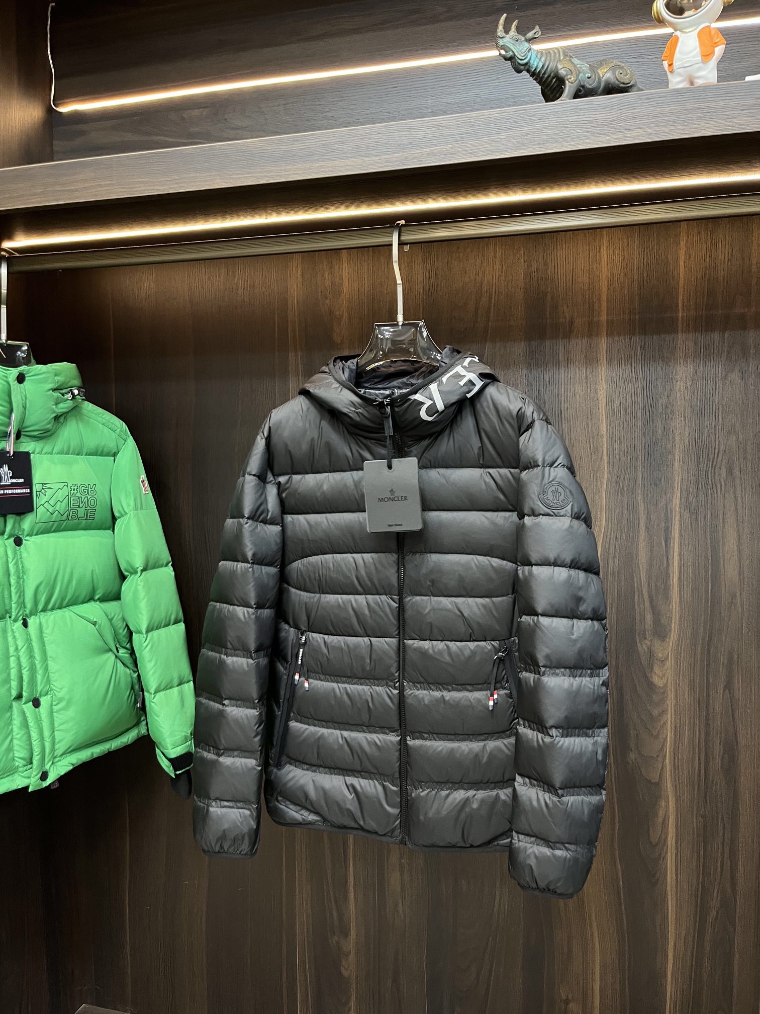 Moncler**2024秋冬新款羽绒蒙口新款连帽设计羽绒服外套选用亮泽尼龙面料打造胸前经典印花设计lo