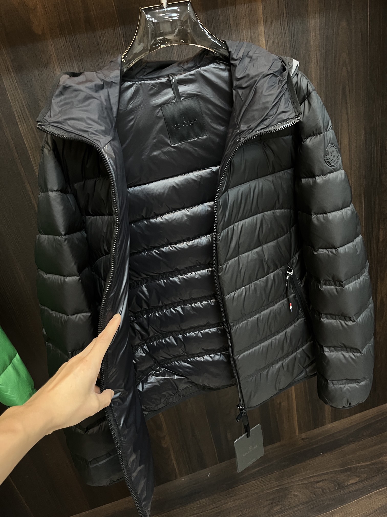 Moncler**2024秋冬新款羽绒蒙口新款连帽设计羽绒服外套选用亮泽尼龙面料打造胸前经典印花设计lo