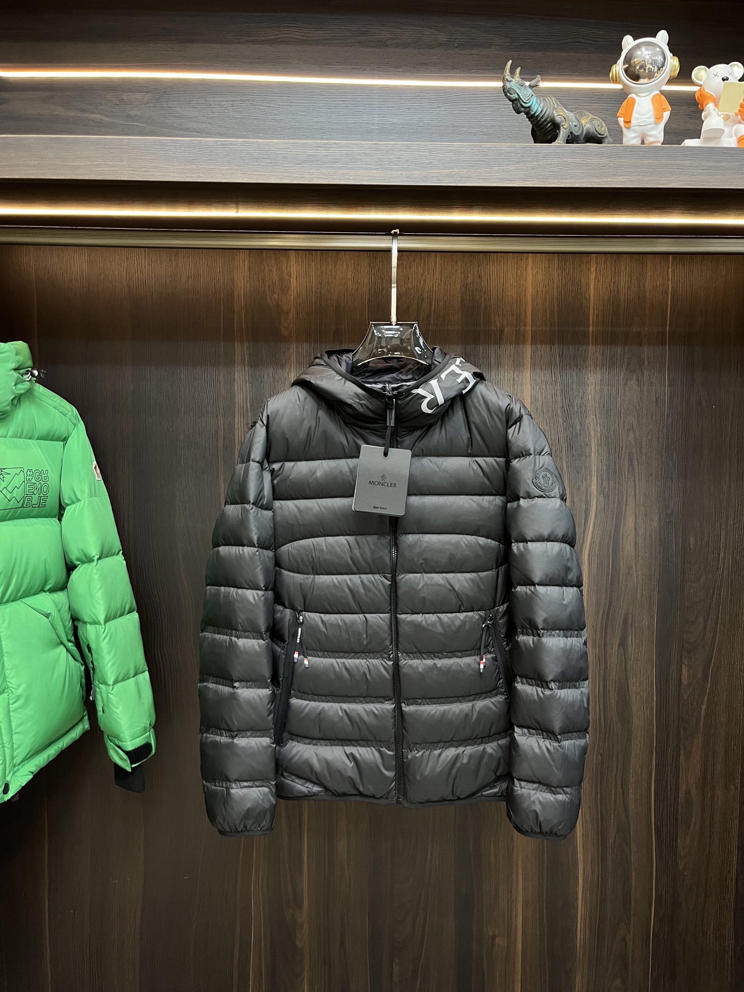 Moncler**2024秋冬新款羽绒蒙口新款连帽设计羽绒服外套选用亮泽尼龙面料打造胸前经典印花设计lo