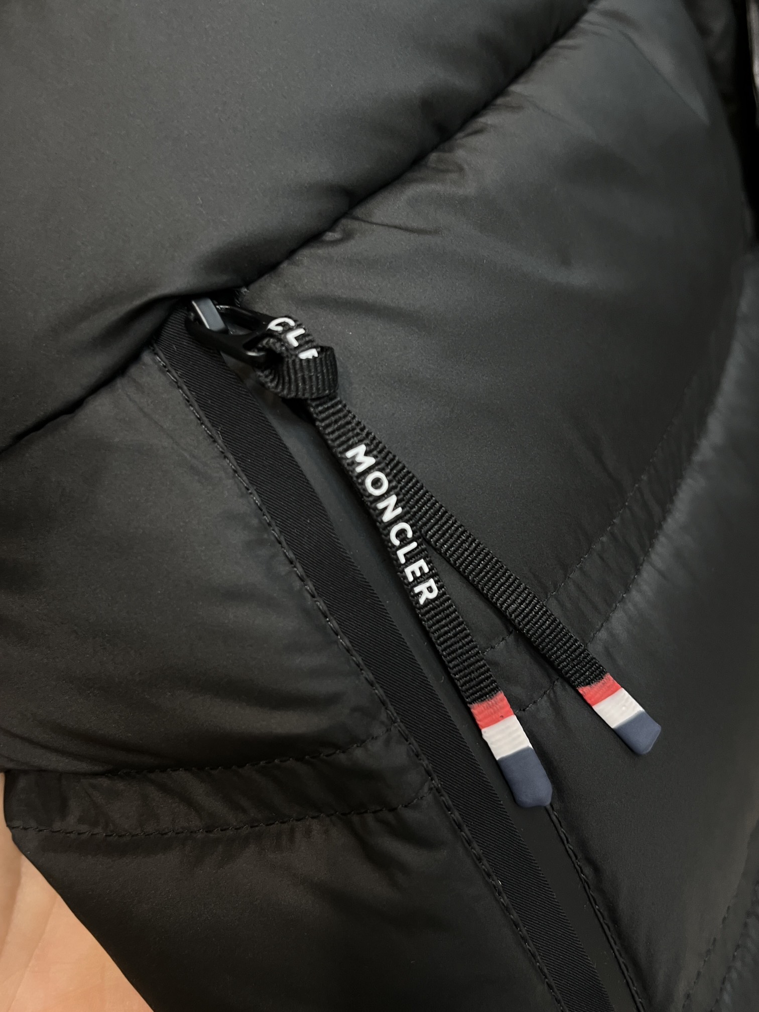 Moncler**2024秋冬新款羽绒蒙口新款连帽设计羽绒服外套选用亮泽尼龙面料打造胸前经典印花设计lo