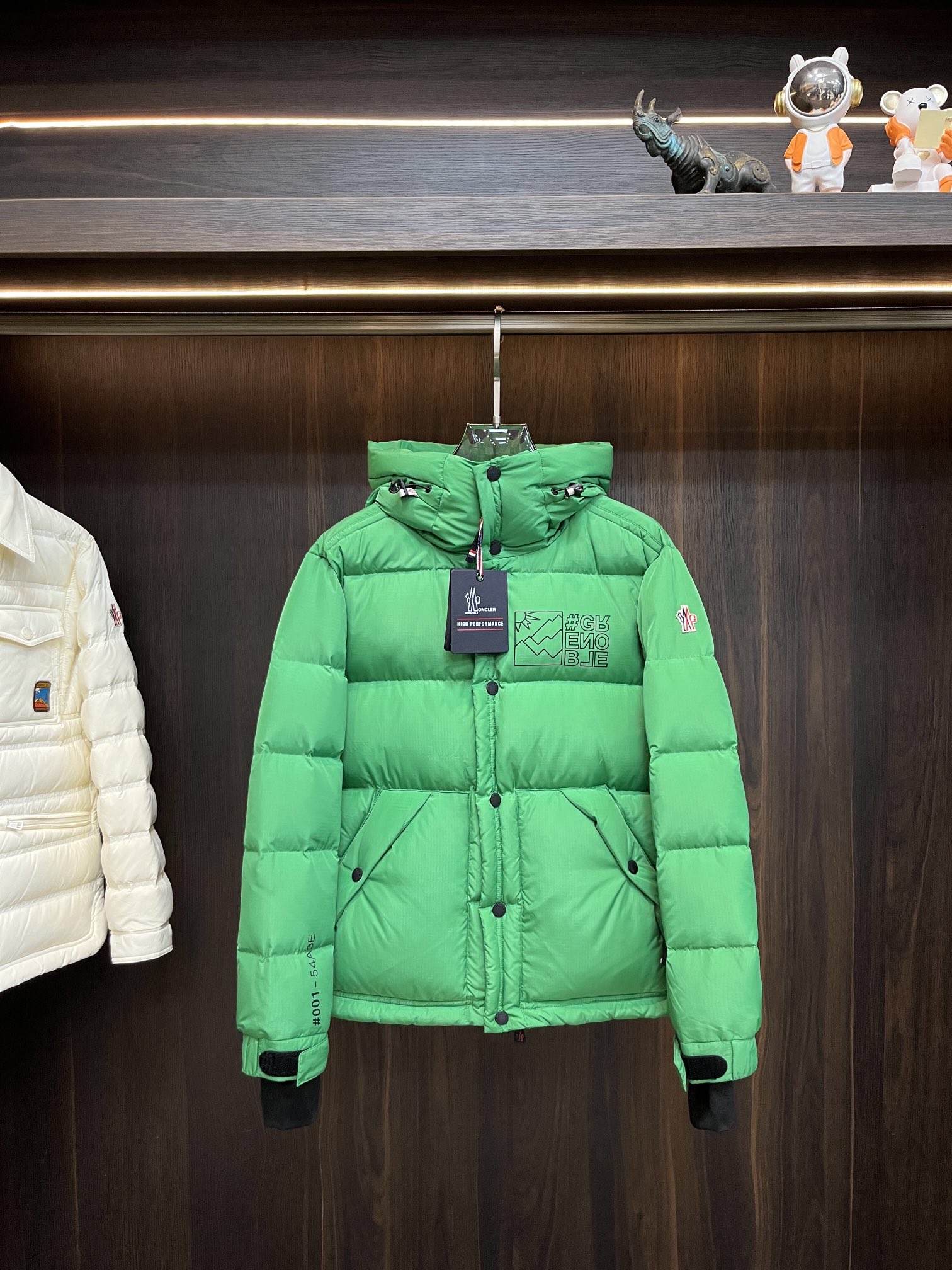 主推Moncler2024秋冬新款羽绒蒙口新款连帽设计羽绒服外套选用亮泽尼龙面料打造胸前经典印花设计lo