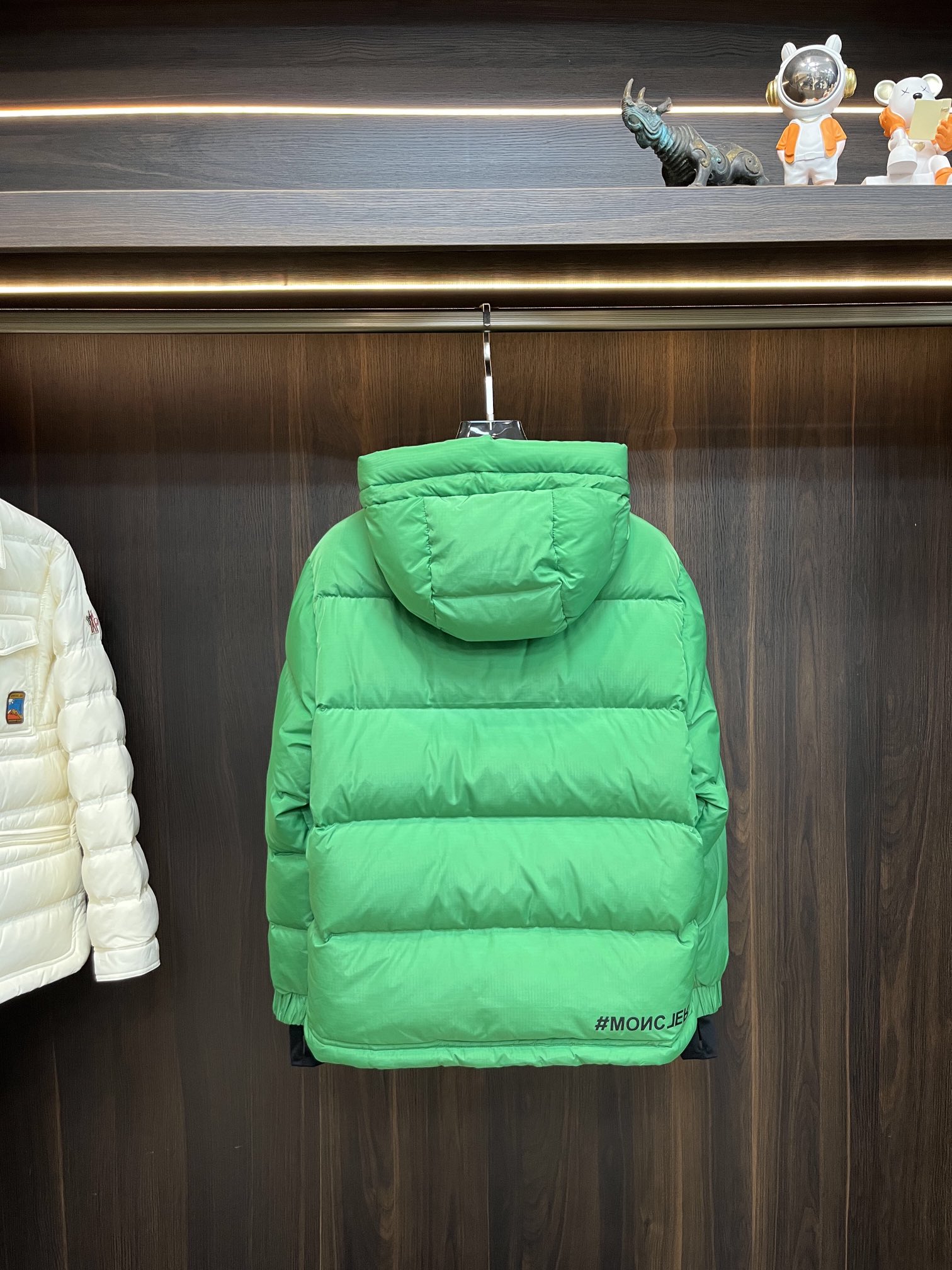 主推Moncler2024秋冬新款羽绒蒙口新款连帽设计羽绒服外套选用亮泽尼龙面料打造胸前经典印花设计lo