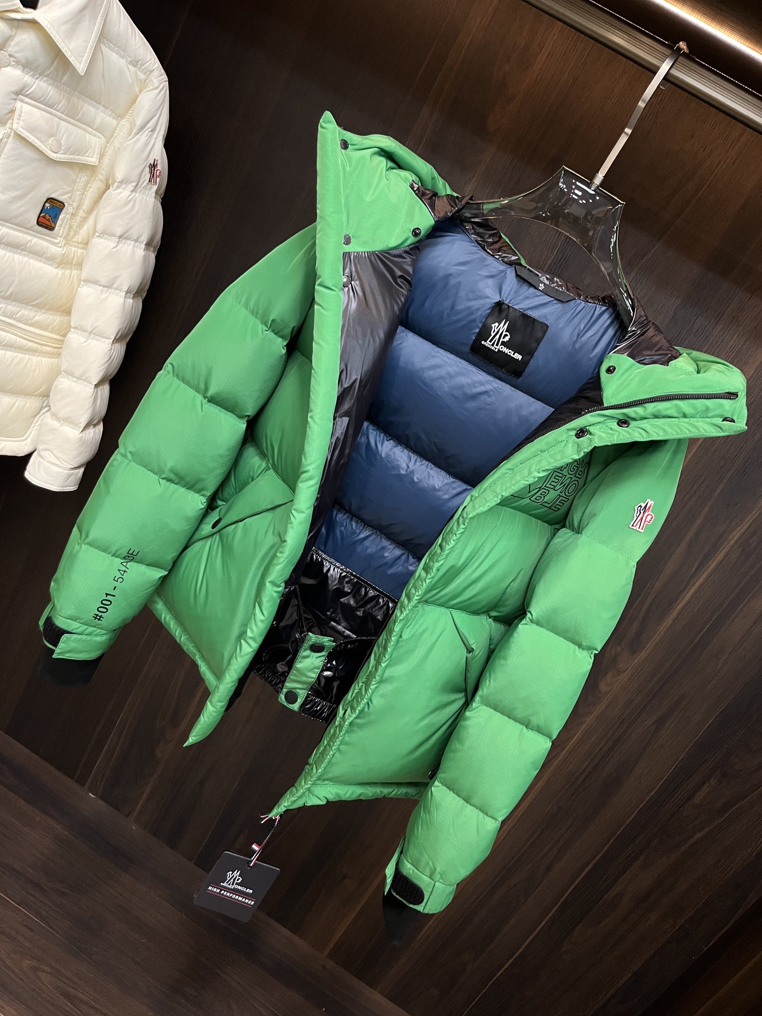 主推Moncler2024秋冬新款羽绒蒙口新款连帽设计羽绒服外套选用亮泽尼龙面料打造胸前经典印花设计lo