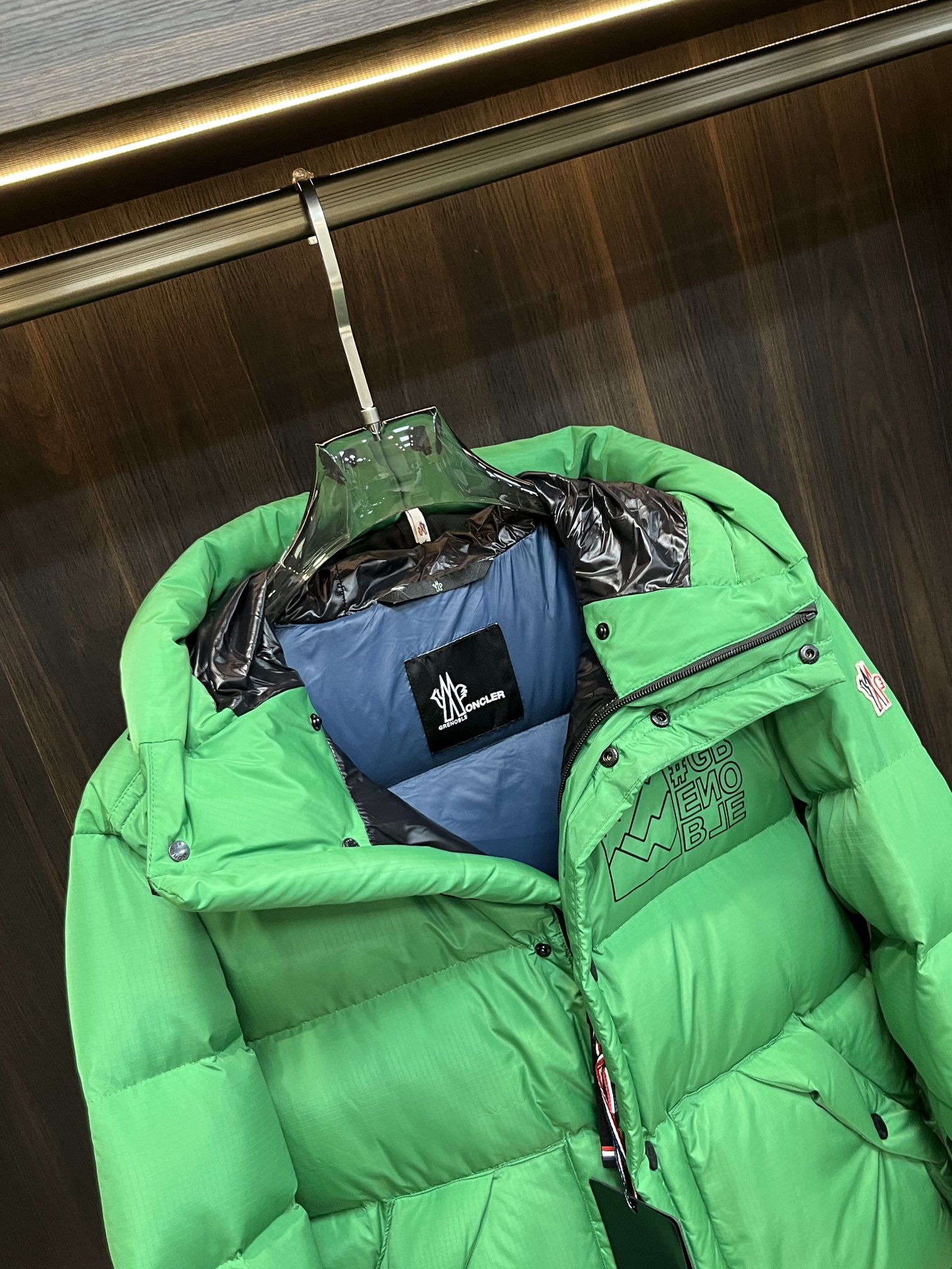 主推Moncler2024秋冬新款羽绒蒙口新款连帽设计羽绒服外套选用亮泽尼龙面料打造胸前经典印花设计lo