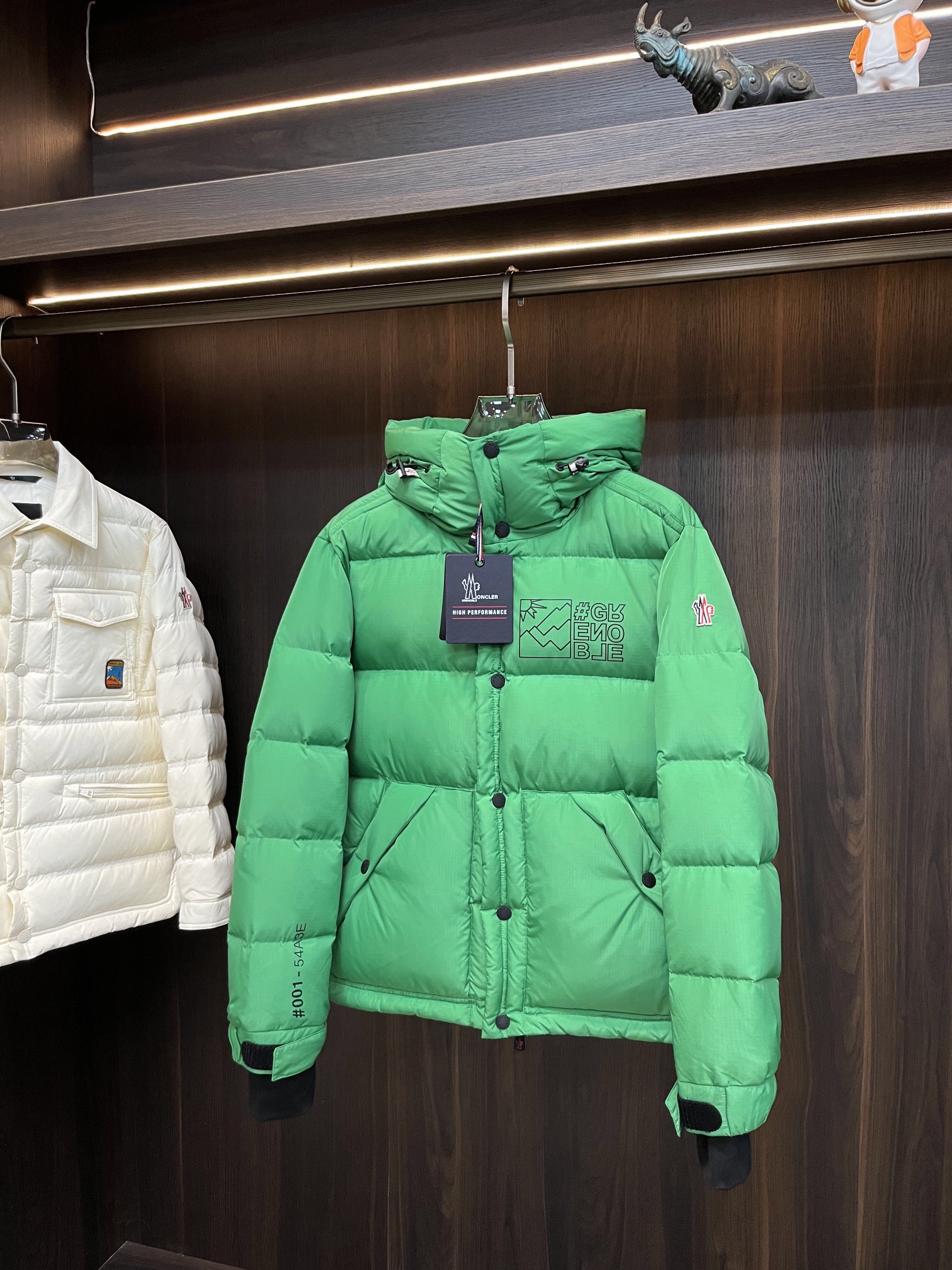 主推Moncler2024秋冬新款羽绒蒙口新款连帽设计羽绒服外套选用亮泽尼龙面料打造胸前经典印花设计lo