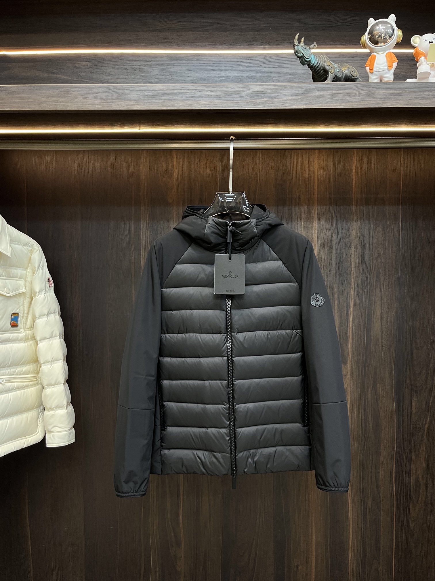 Moncler**2024秋冬新款羽绒蒙口新款连帽设计羽绒服外套选用亮泽尼龙面料打造胸前经典印花设计lo