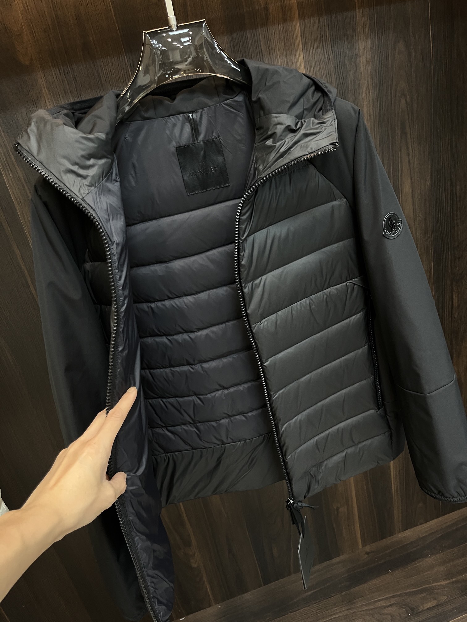 Moncler**2024秋冬新款羽绒蒙口新款连帽设计羽绒服外套选用亮泽尼龙面料打造胸前经典印花设计lo