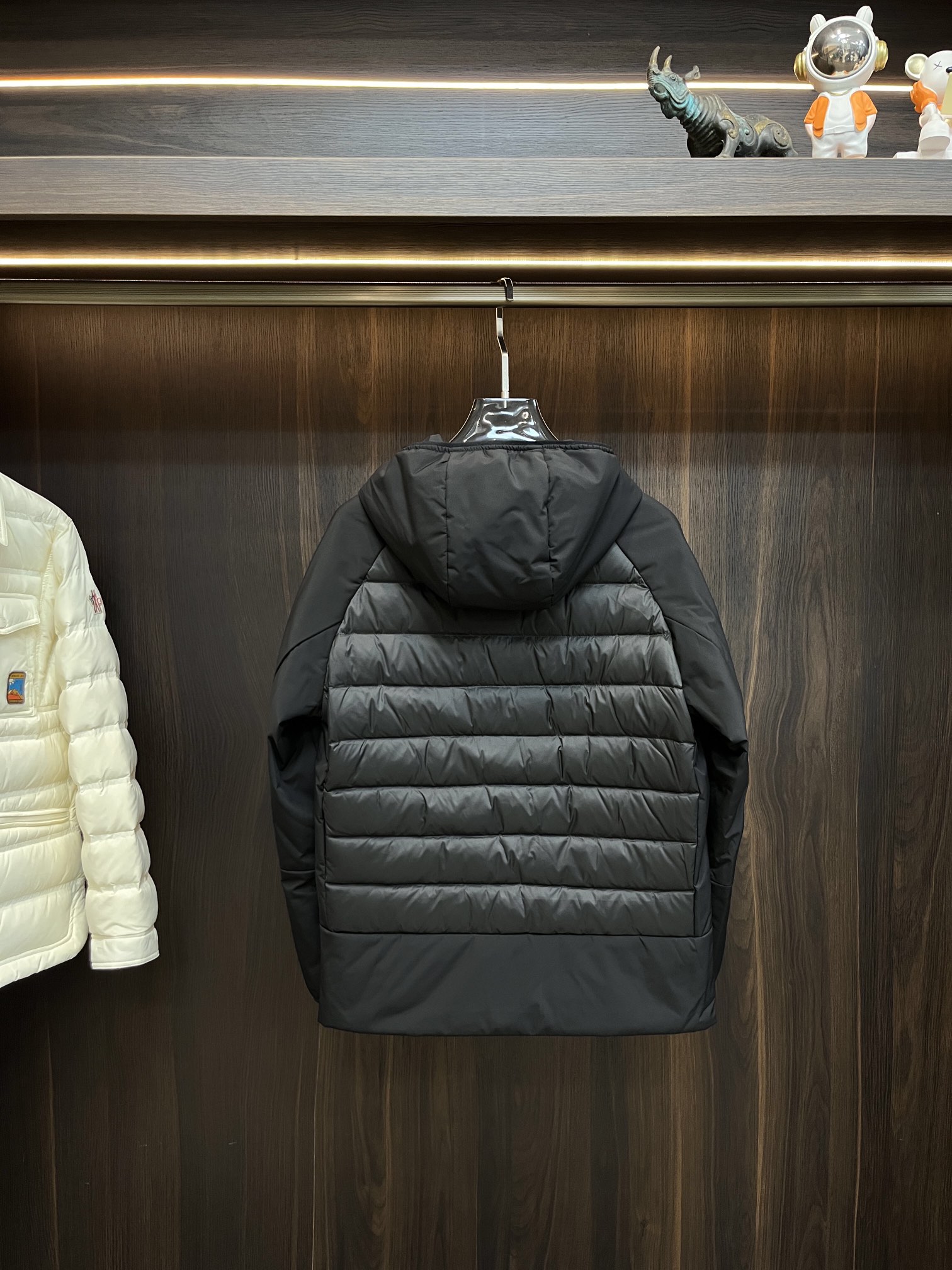 Moncler**2024秋冬新款羽绒蒙口新款连帽设计羽绒服外套选用亮泽尼龙面料打造胸前经典印花设计lo