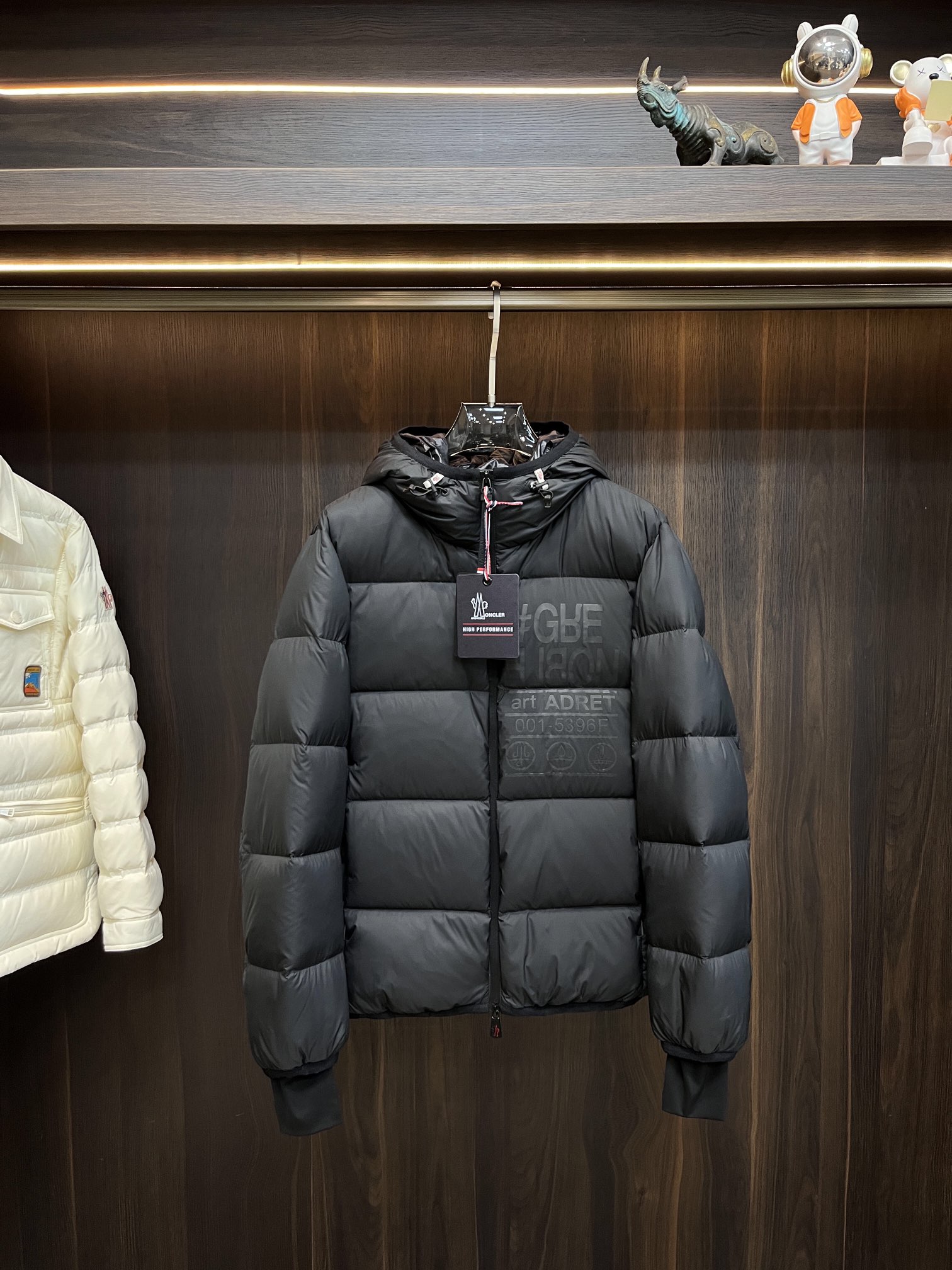 Moncler**2024秋冬新款羽绒蒙口新款连帽设计羽绒服外套选用亮泽尼龙面料打造胸前经典印花设计lo