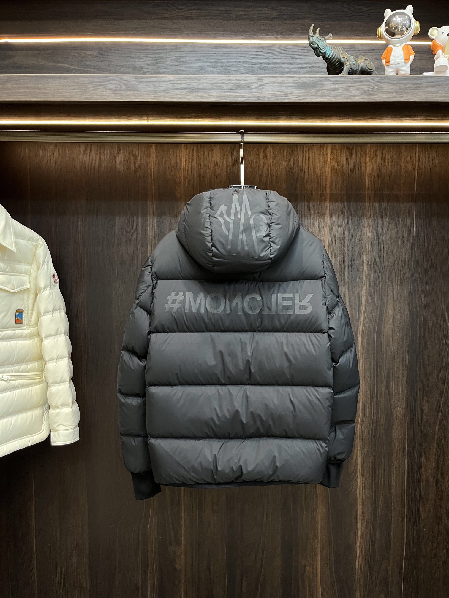 Moncler**2024秋冬新款羽绒蒙口新款连帽设计羽绒服外套选用亮泽尼龙面料打造胸前经典印花设计lo