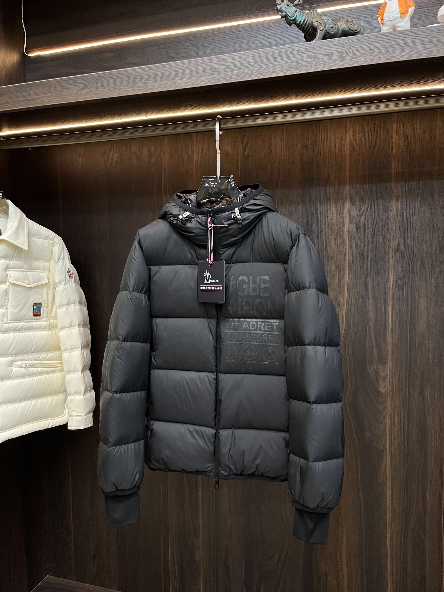 Moncler**2024秋冬新款羽绒蒙口新款连帽设计羽绒服外套选用亮泽尼龙面料打造胸前经典印花设计lo