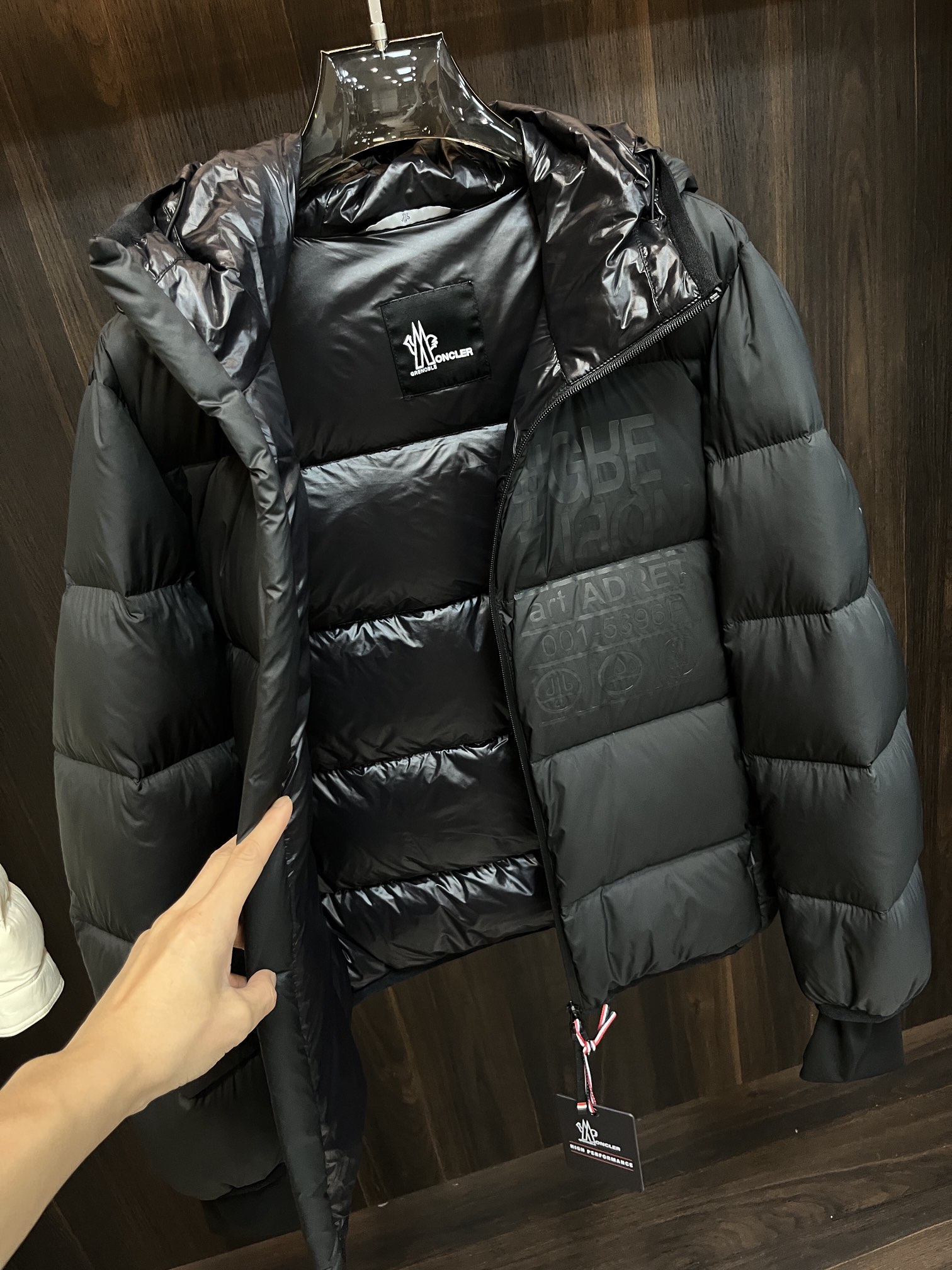 Moncler**2024秋冬新款羽绒蒙口新款连帽设计羽绒服外套选用亮泽尼龙面料打造胸前经典印花设计lo