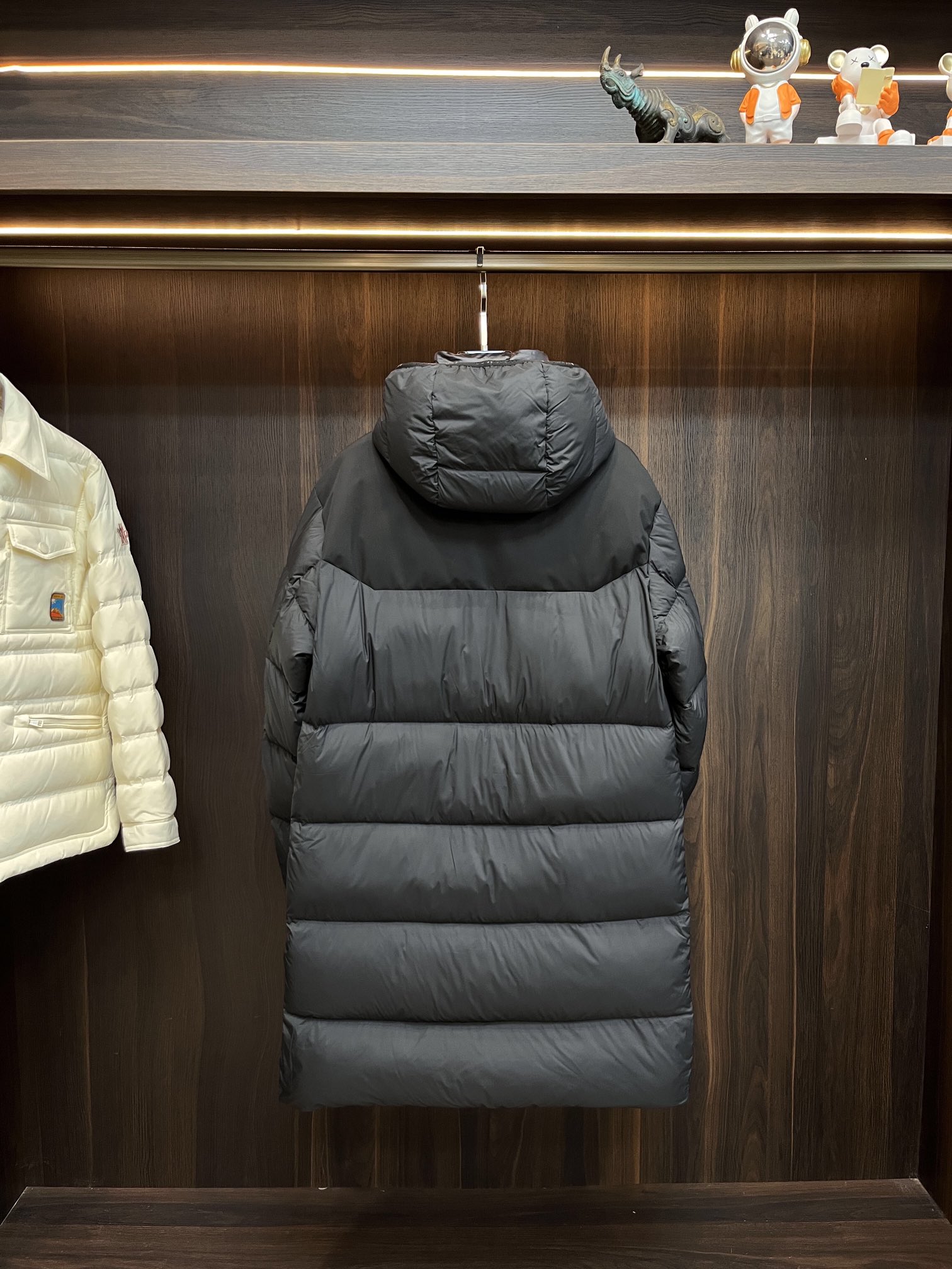 Moncler**2024秋冬新款羽绒蒙口新款连帽设计羽绒服外套长款羽绒服选用亮泽尼龙面料打造胸前经典印