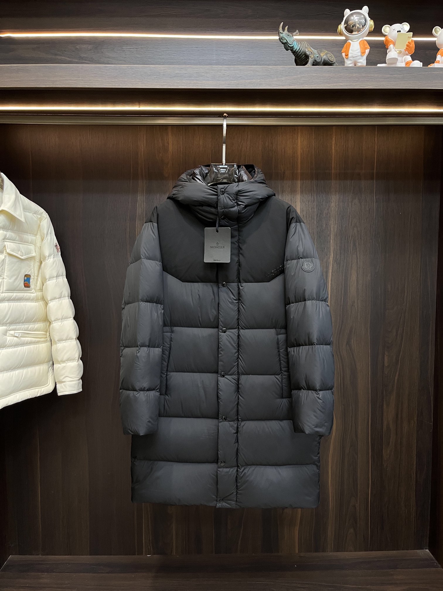 Moncler**2024秋冬新款羽绒蒙口新款连帽设计羽绒服外套长款羽绒服选用亮泽尼龙面料打造胸前经典印