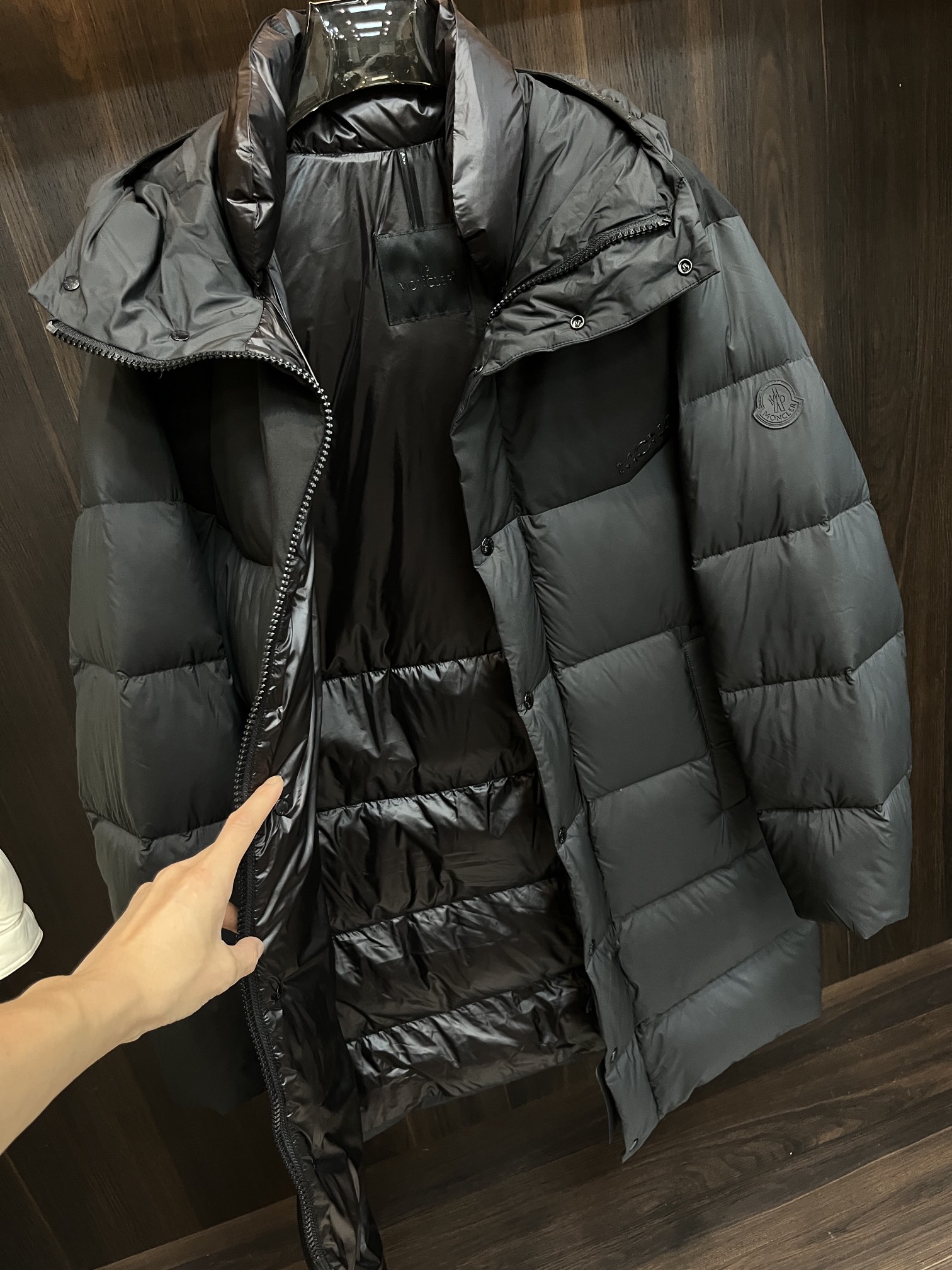 Moncler**2024秋冬新款羽绒蒙口新款连帽设计羽绒服外套长款羽绒服选用亮泽尼龙面料打造胸前经典印