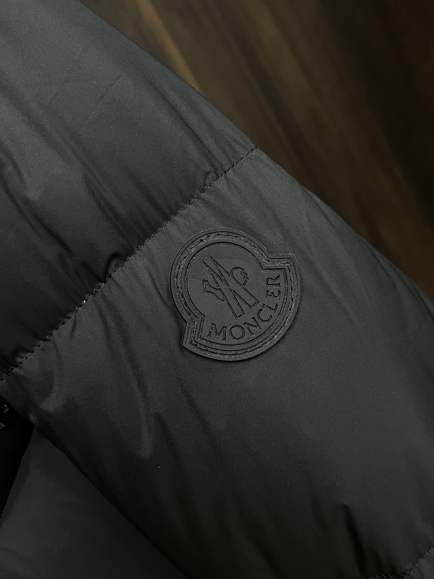 Moncler**2024秋冬新款羽绒蒙口新款连帽设计羽绒服外套长款羽绒服选用亮泽尼龙面料打造胸前经典印