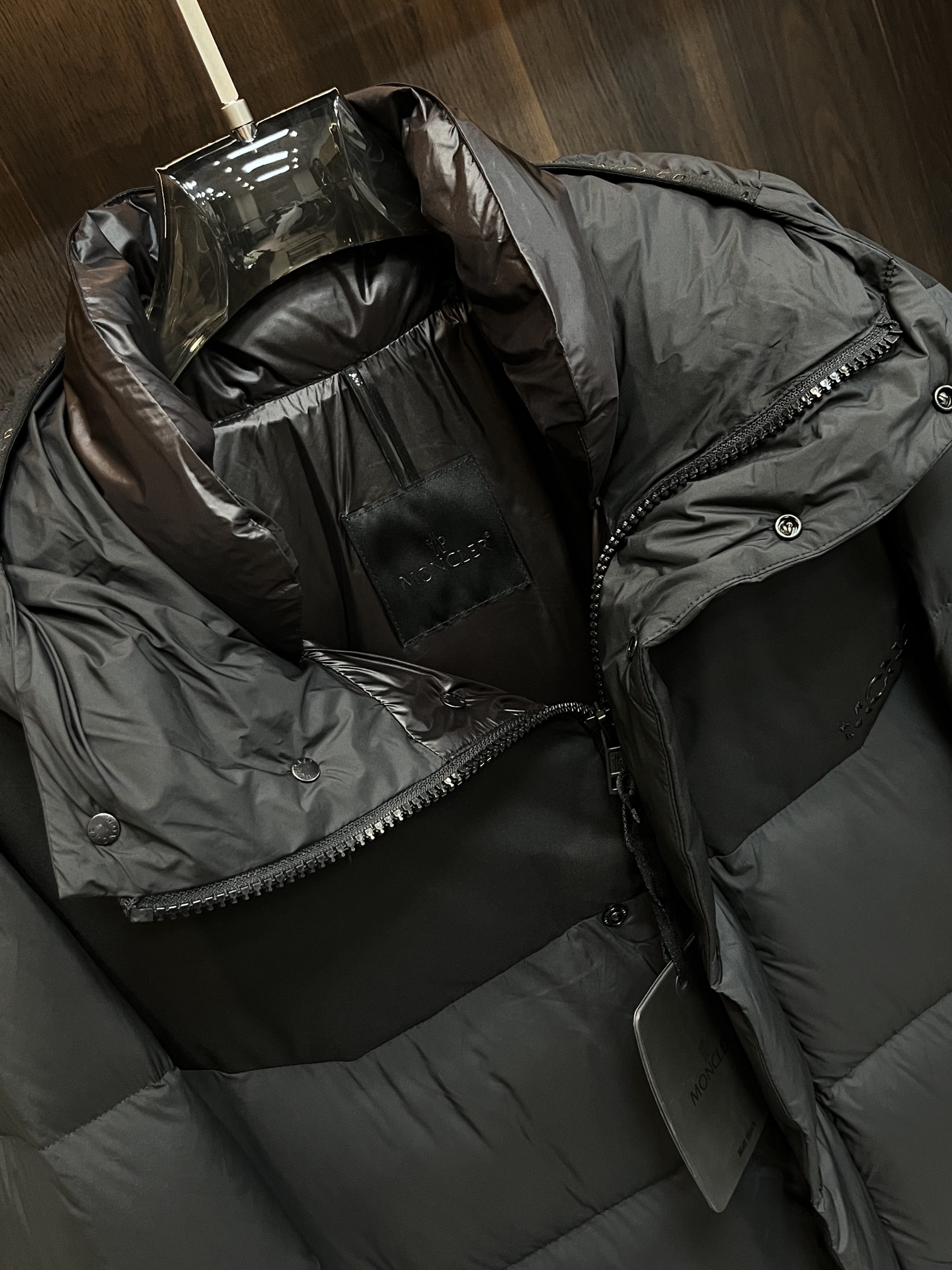 Moncler**2024秋冬新款羽绒蒙口新款连帽设计羽绒服外套长款羽绒服选用亮泽尼龙面料打造胸前经典印