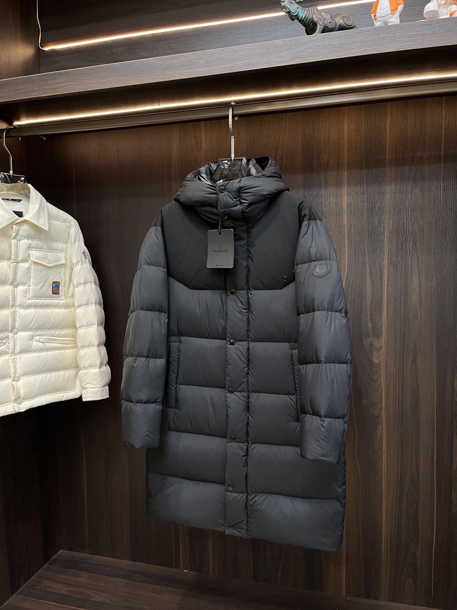 Moncler**2024秋冬新款羽绒蒙口新款连帽设计羽绒服外套长款羽绒服选用亮泽尼龙面料打造胸前经典印