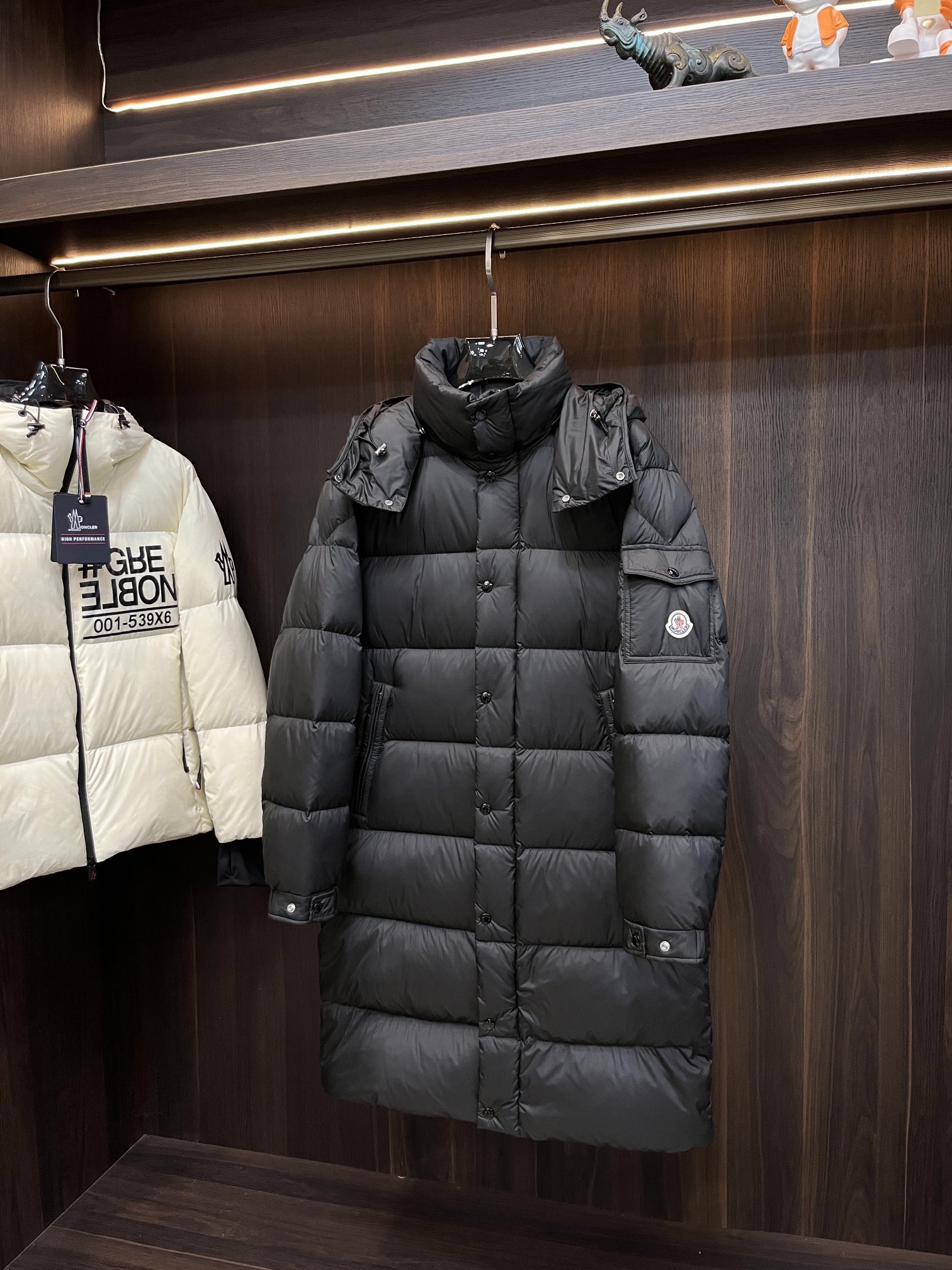 Moncler2024秋冬新款羽绒蒙口新款连帽设计羽绒服外套长款羽绒服选用亮泽尼龙面料打造胸前经典印花设