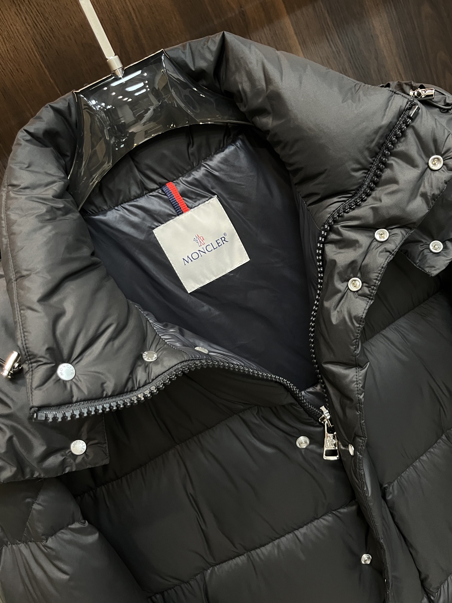 Moncler2024秋冬新款羽绒蒙口新款连帽设计羽绒服外套长款羽绒服选用亮泽尼龙面料打造胸前经典印花设