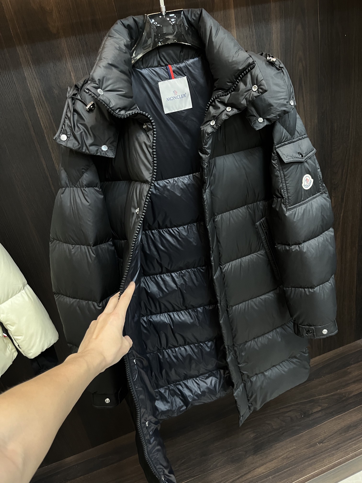 Moncler2024秋冬新款羽绒蒙口新款连帽设计羽绒服外套长款羽绒服选用亮泽尼龙面料打造胸前经典印花设