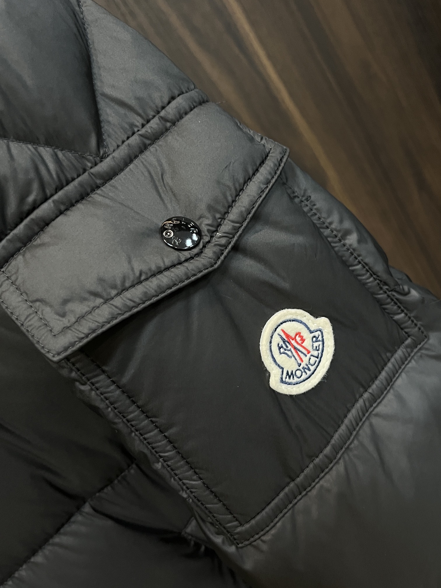 Moncler2024秋冬新款羽绒蒙口新款连帽设计羽绒服外套长款羽绒服选用亮泽尼龙面料打造胸前经典印花设