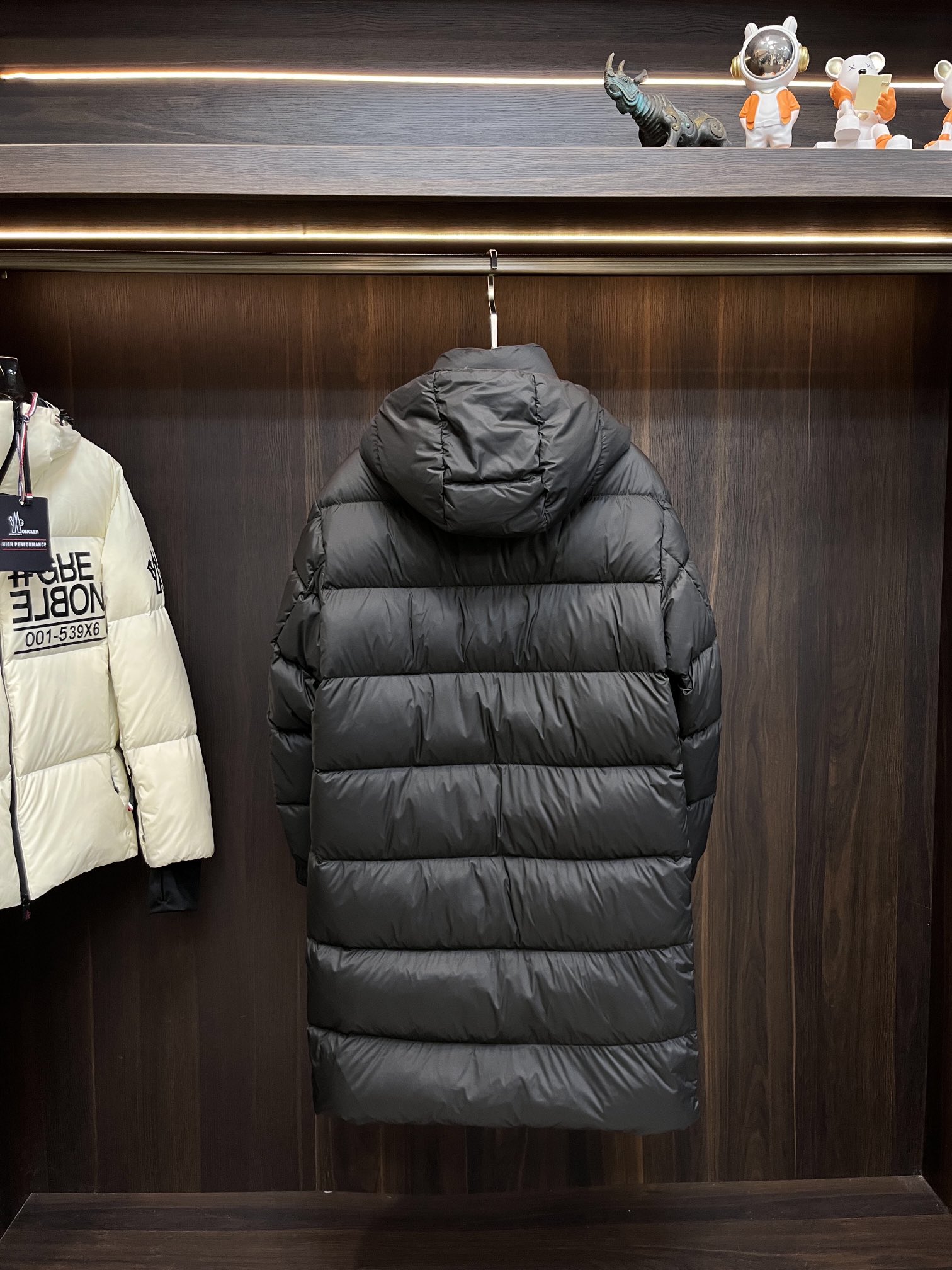 Moncler2024秋冬新款羽绒蒙口新款连帽设计羽绒服外套长款羽绒服选用亮泽尼龙面料打造胸前经典印花设