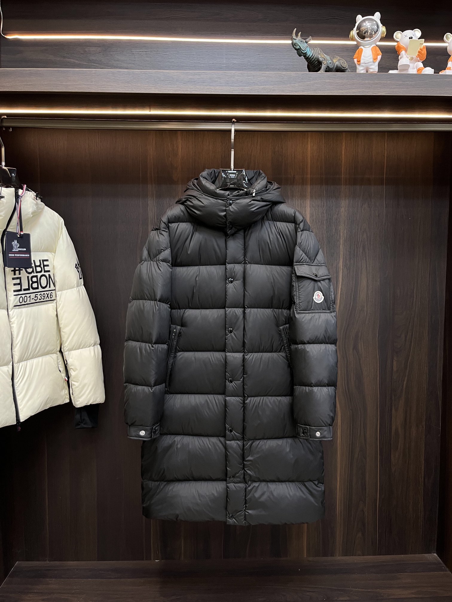 Moncler2024秋冬新款羽绒蒙口新款连帽设计羽绒服外套长款羽绒服选用亮泽尼龙面料打造胸前经典印花设