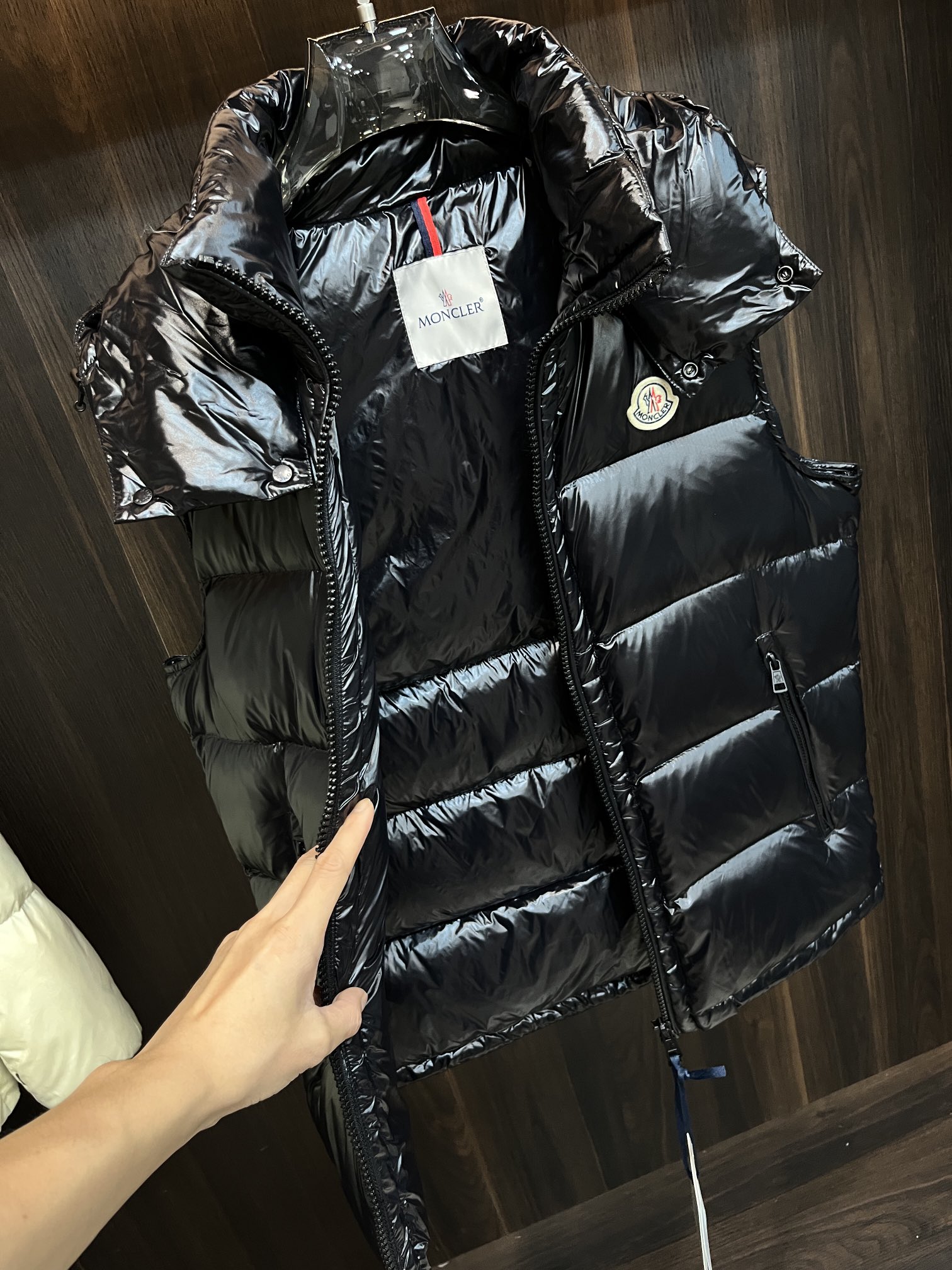 Moncler2024秋冬新款羽绒蒙口新款连帽设计羽绒服外套羽绒马甲羽绒服选用亮泽尼龙面料打造胸前经典印