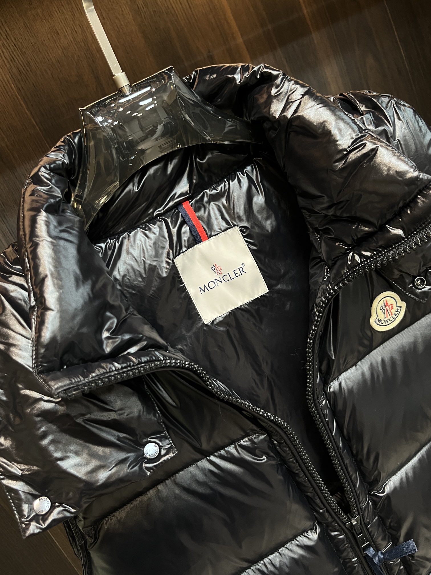 Moncler2024秋冬新款羽绒蒙口新款连帽设计羽绒服外套羽绒马甲羽绒服选用亮泽尼龙面料打造胸前经典印