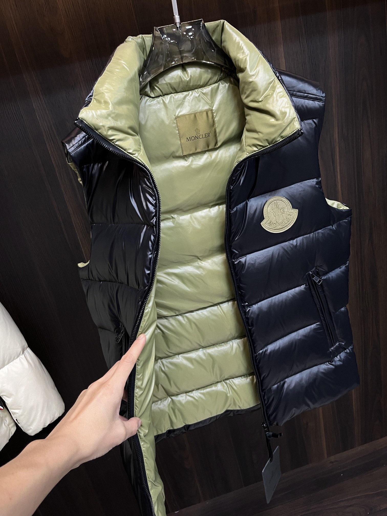 Moncler2024秋冬新款羽绒蒙口新款立领设计羽绒服外套羽绒马甲羽绒服选用亮泽尼龙面料打造胸前经典印