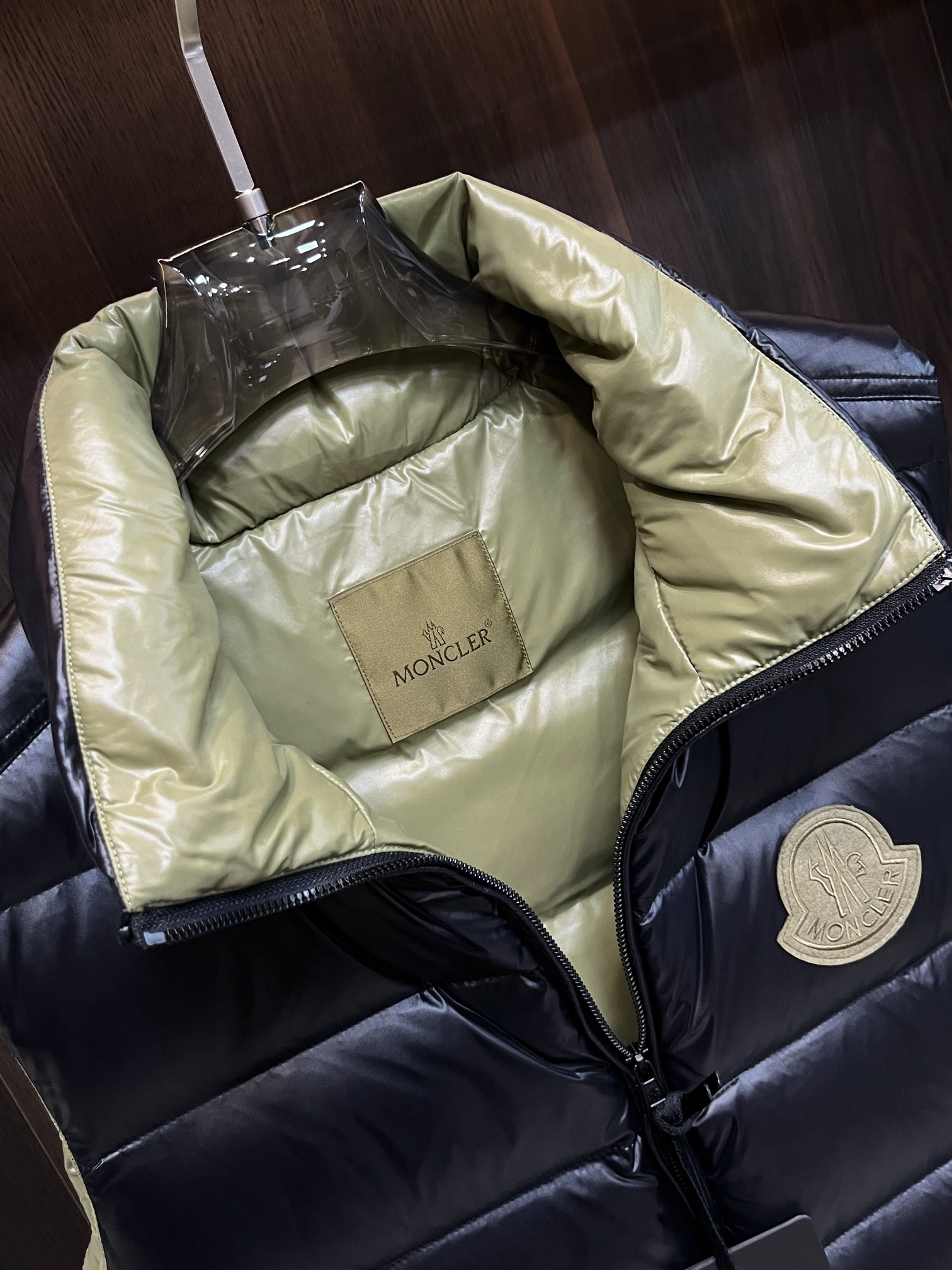 Moncler2024秋冬新款羽绒蒙口新款立领设计羽绒服外套羽绒马甲羽绒服选用亮泽尼龙面料打造胸前经典印