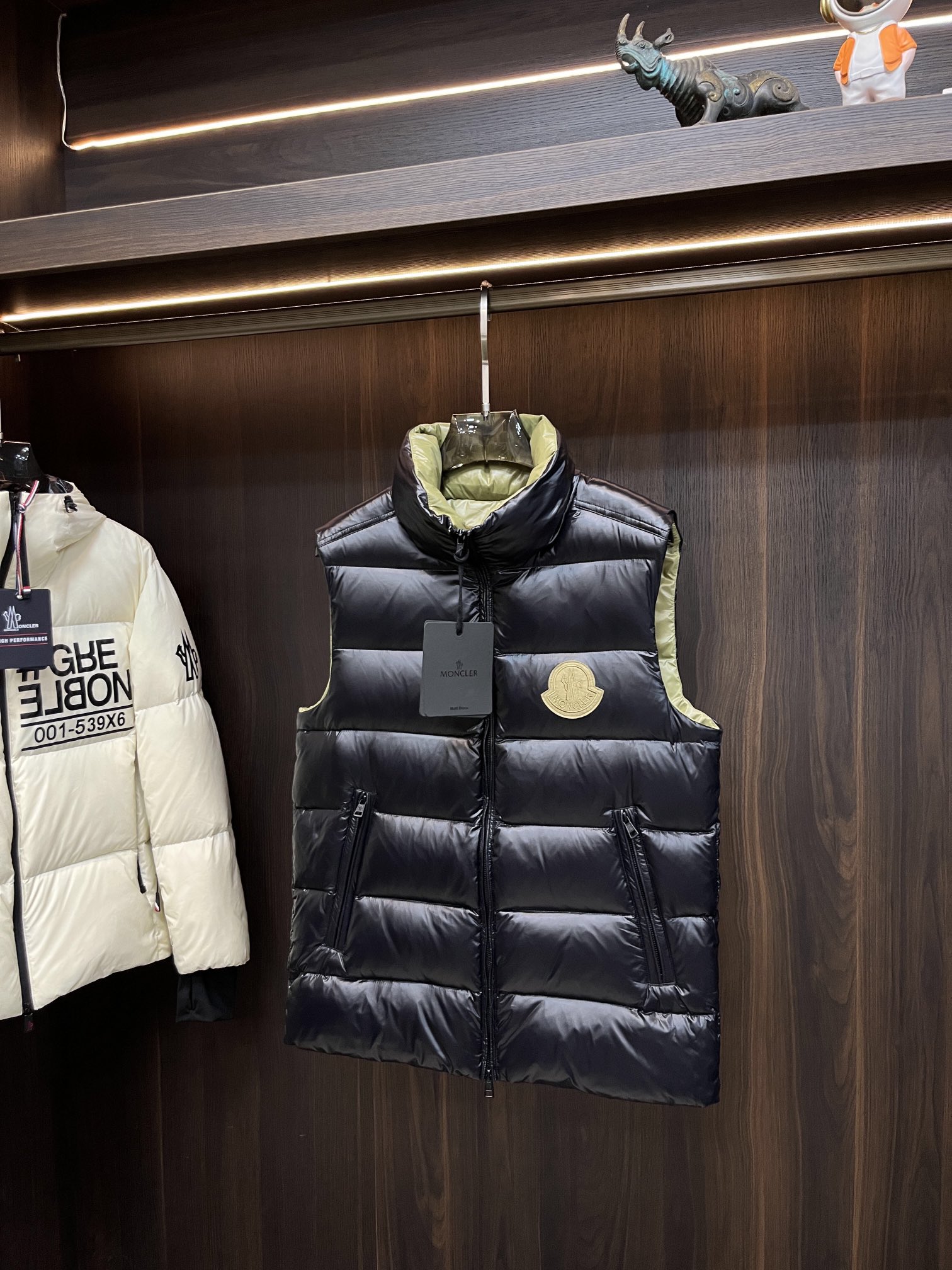 Moncler2024秋冬新款羽绒蒙口新款立领设计羽绒服外套羽绒马甲羽绒服选用亮泽尼龙面料打造胸前经典印