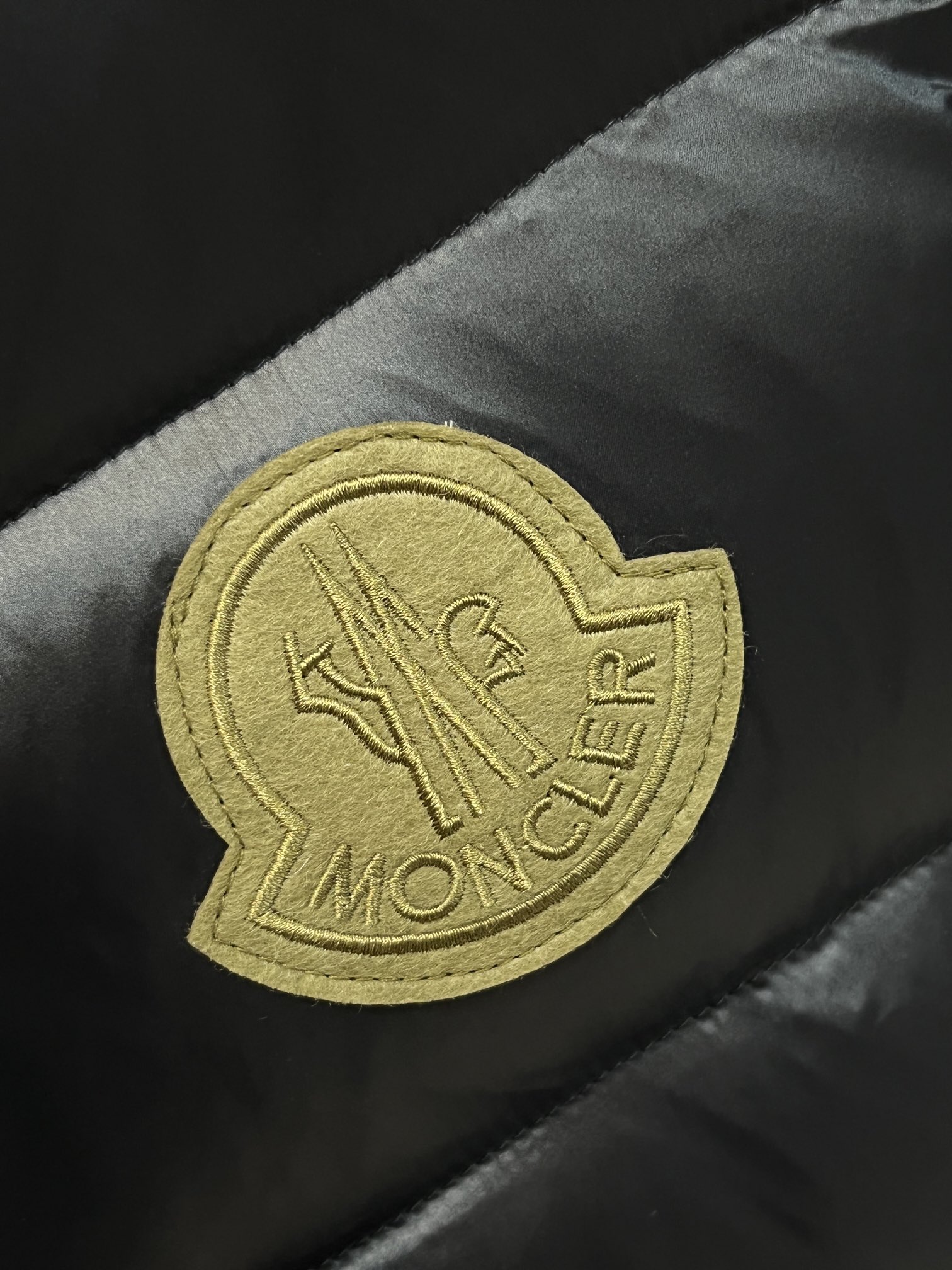 Moncler2024秋冬新款羽绒蒙口新款立领设计羽绒服外套羽绒马甲羽绒服选用亮泽尼龙面料打造胸前经典印