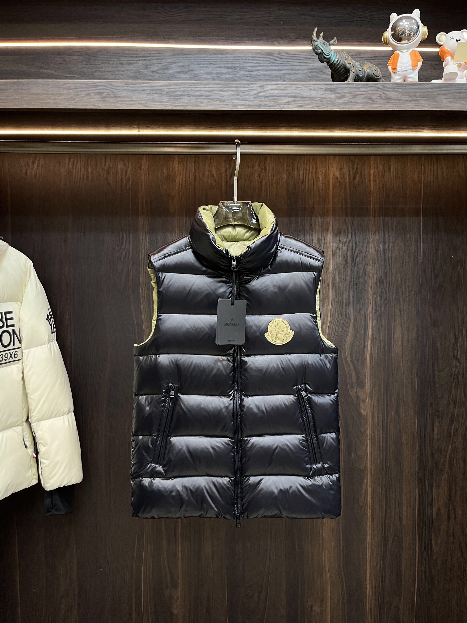 Moncler2024秋冬新款羽绒蒙口新款立领设计羽绒服外套羽绒马甲羽绒服选用亮泽尼龙面料打造胸前经典印