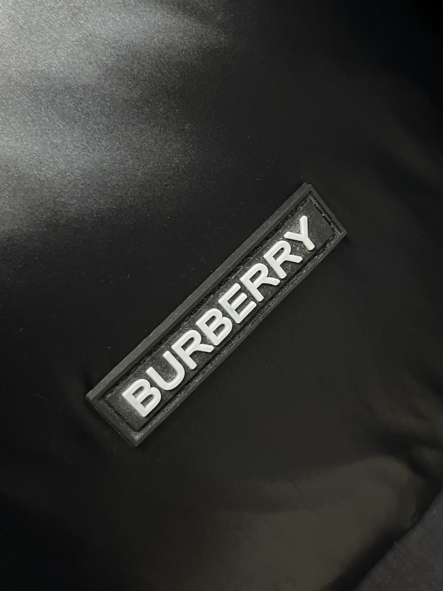 主推Burberry2024秋冬新款羽绒普拉达新款连帽设计羽绒服外套羽绒服选用亮泽尼龙面料打造胸前经典印