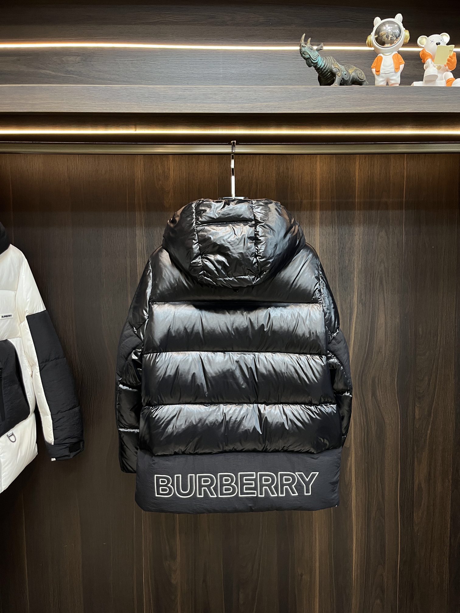 主推Burberry2024秋冬新款羽绒普拉达新款连帽设计羽绒服外套羽绒服选用亮泽尼龙面料打造胸前经典印