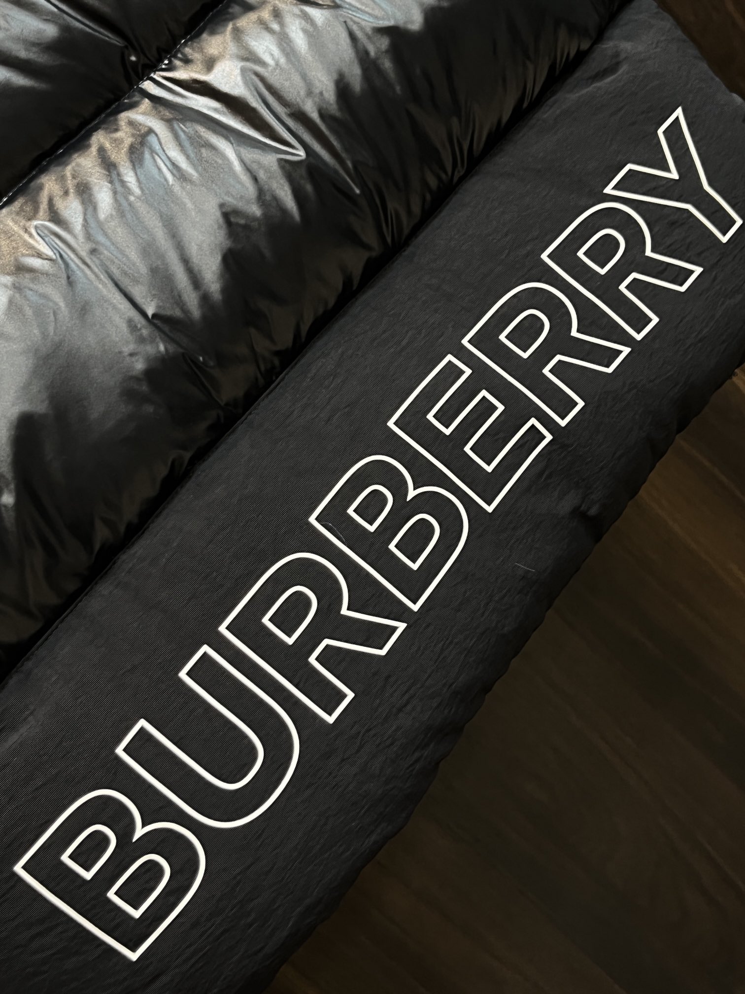 主推Burberry2024秋冬新款羽绒普拉达新款连帽设计羽绒服外套羽绒服选用亮泽尼龙面料打造胸前经典印