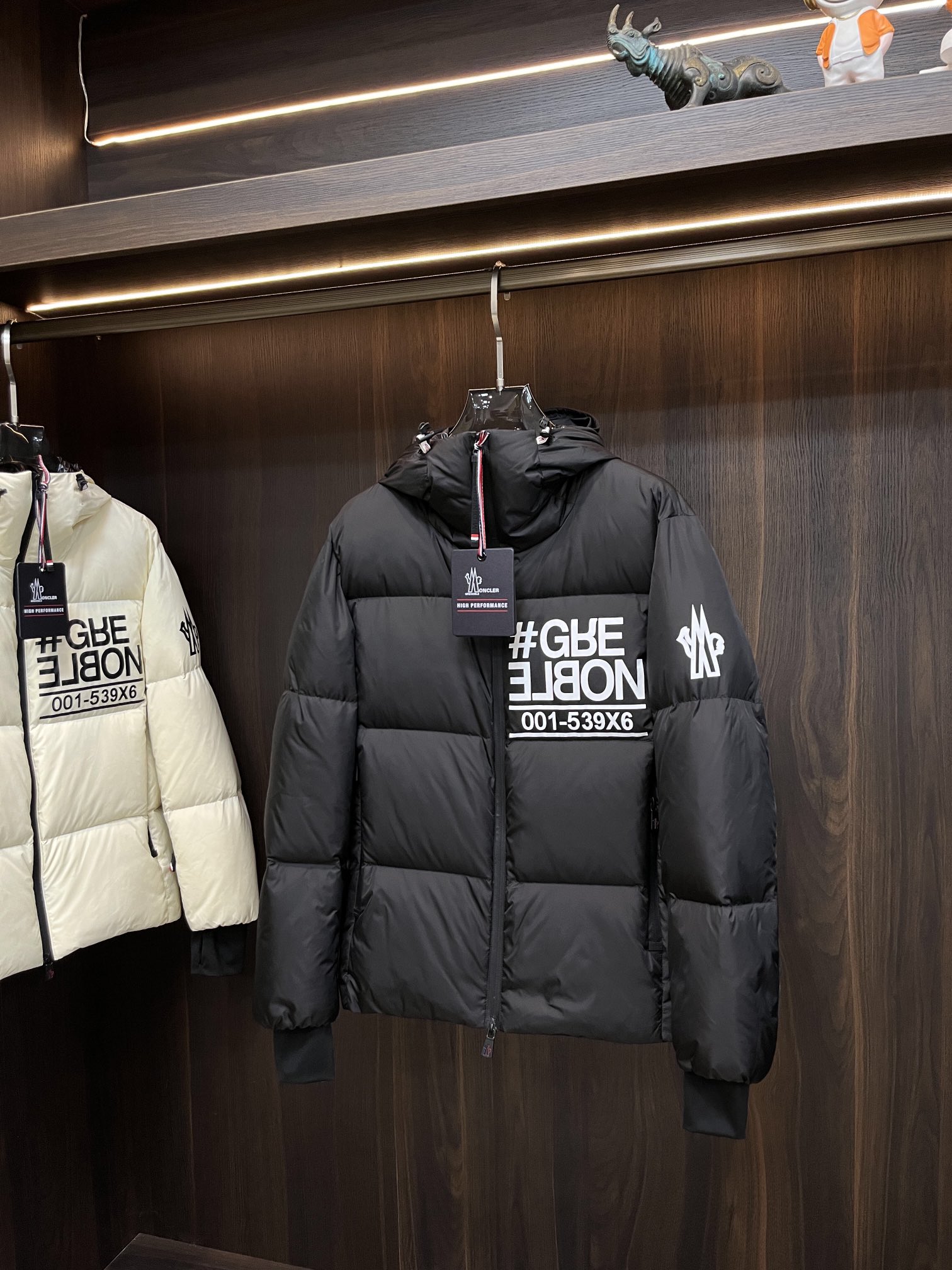 主推Moncler2024秋冬新款羽绒蒙口新款连帽设计羽绒服外套羽绒服选用亮泽尼龙面料打造胸前经典印花设